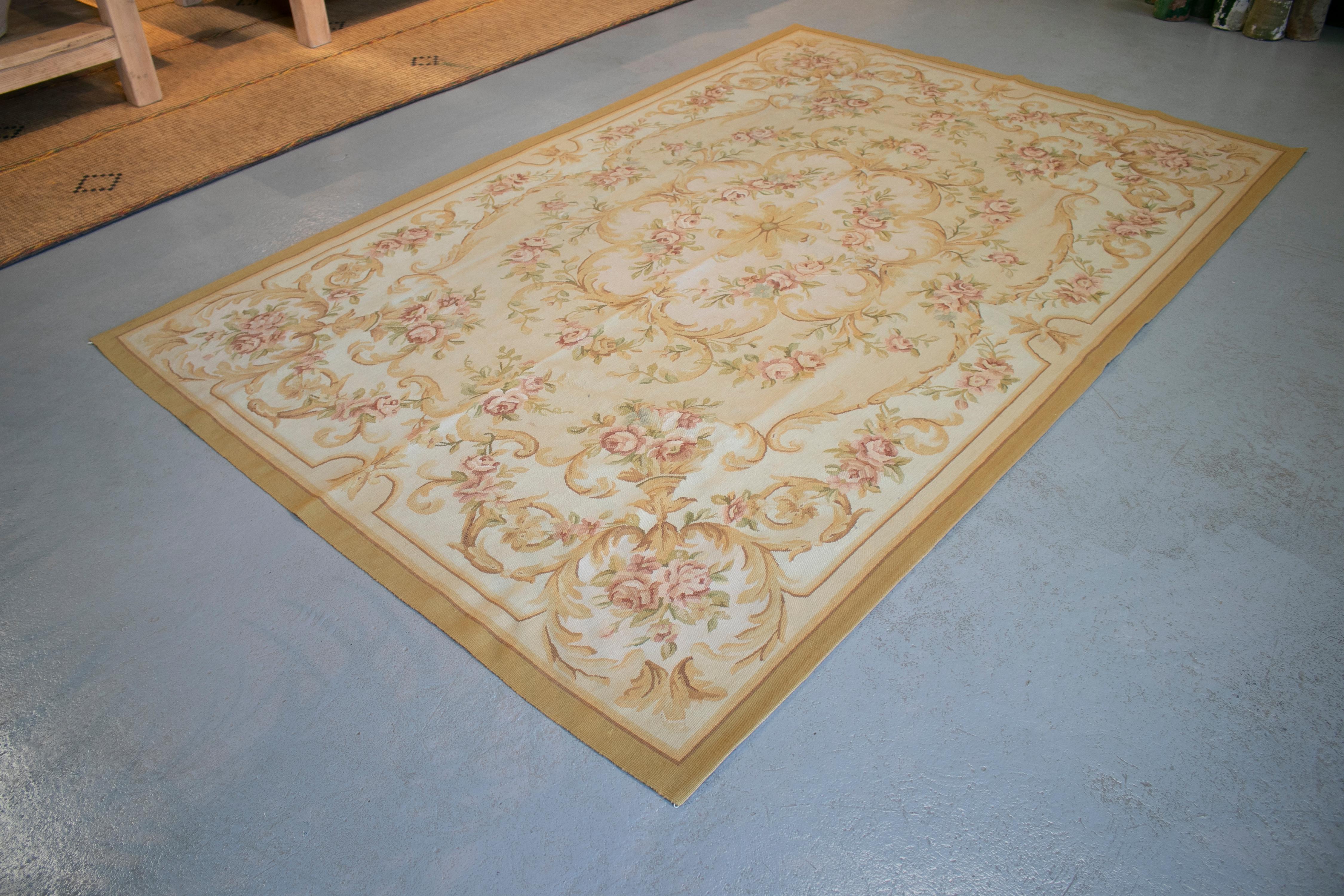 Französischer handgewebter beiger Aubusson-Teppich aus den 1990er Jahren mit ornamentalen Blumendekorationen (20. Jahrhundert) im Angebot