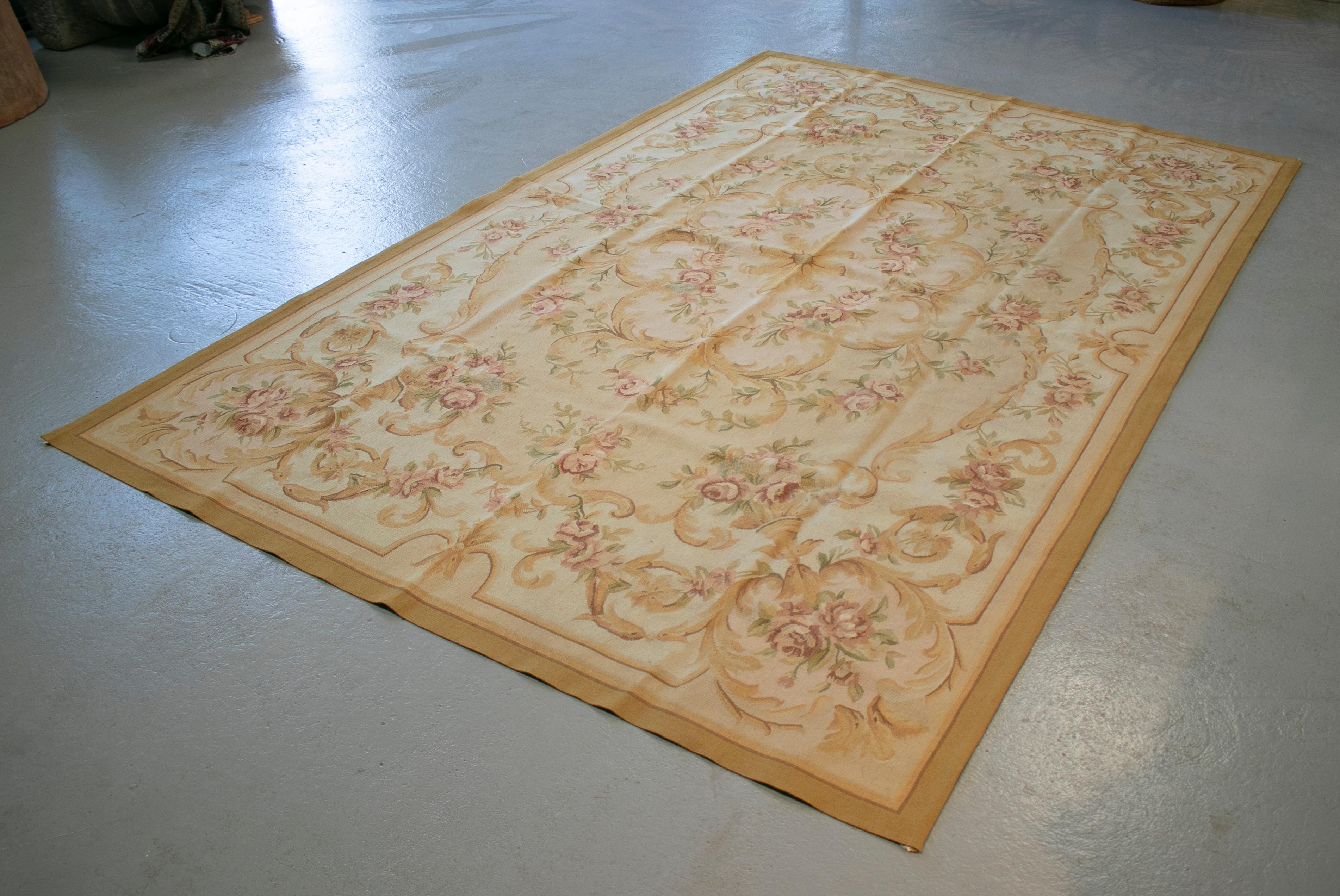 Französischer handgewebter beiger Aubusson-Teppich aus den 1990er Jahren mit ornamentalen Blumendekorationen (Stoff) im Angebot