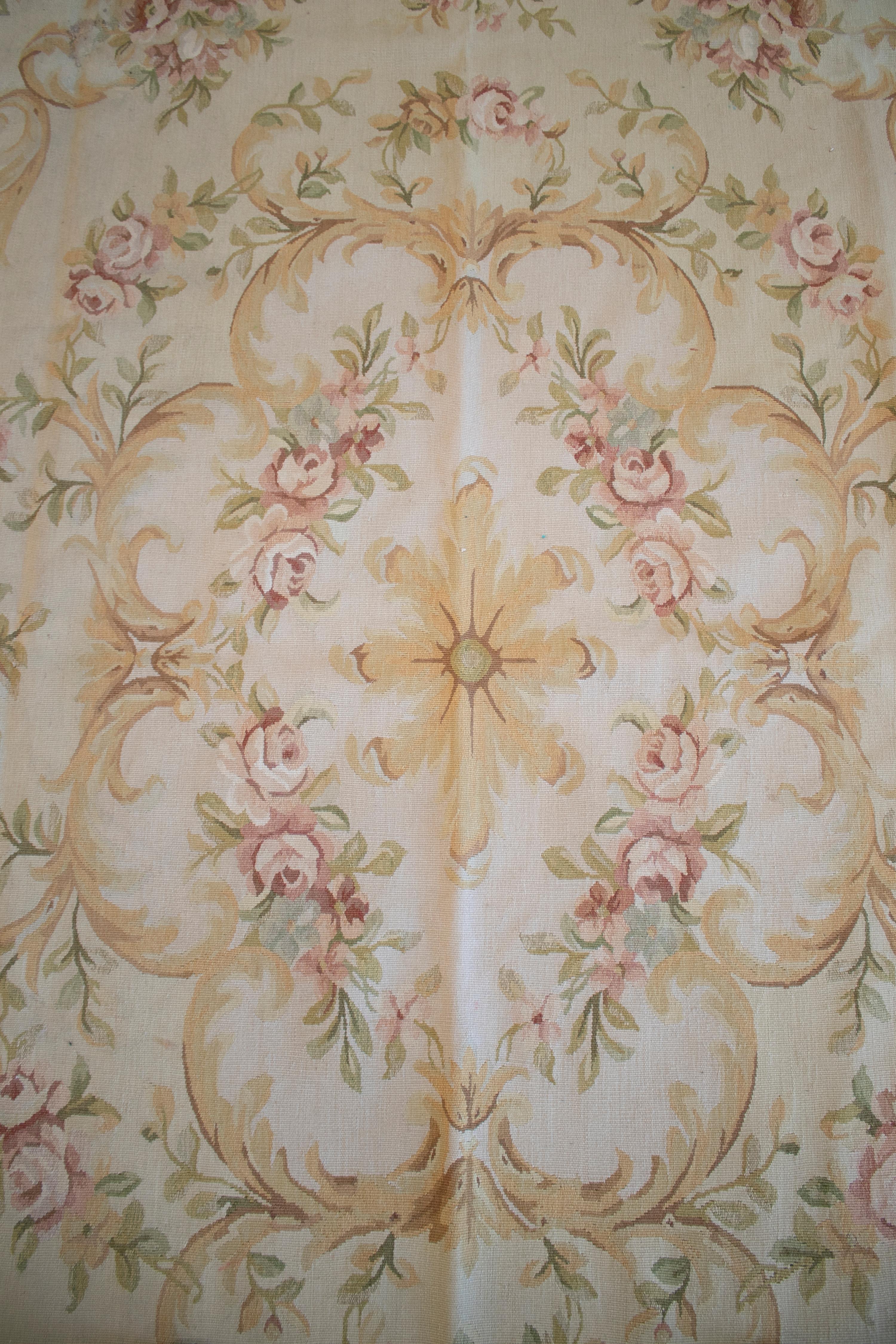 Französischer handgewebter beiger Aubusson-Teppich aus den 1990er Jahren mit ornamentalen Blumendekorationen im Angebot 1