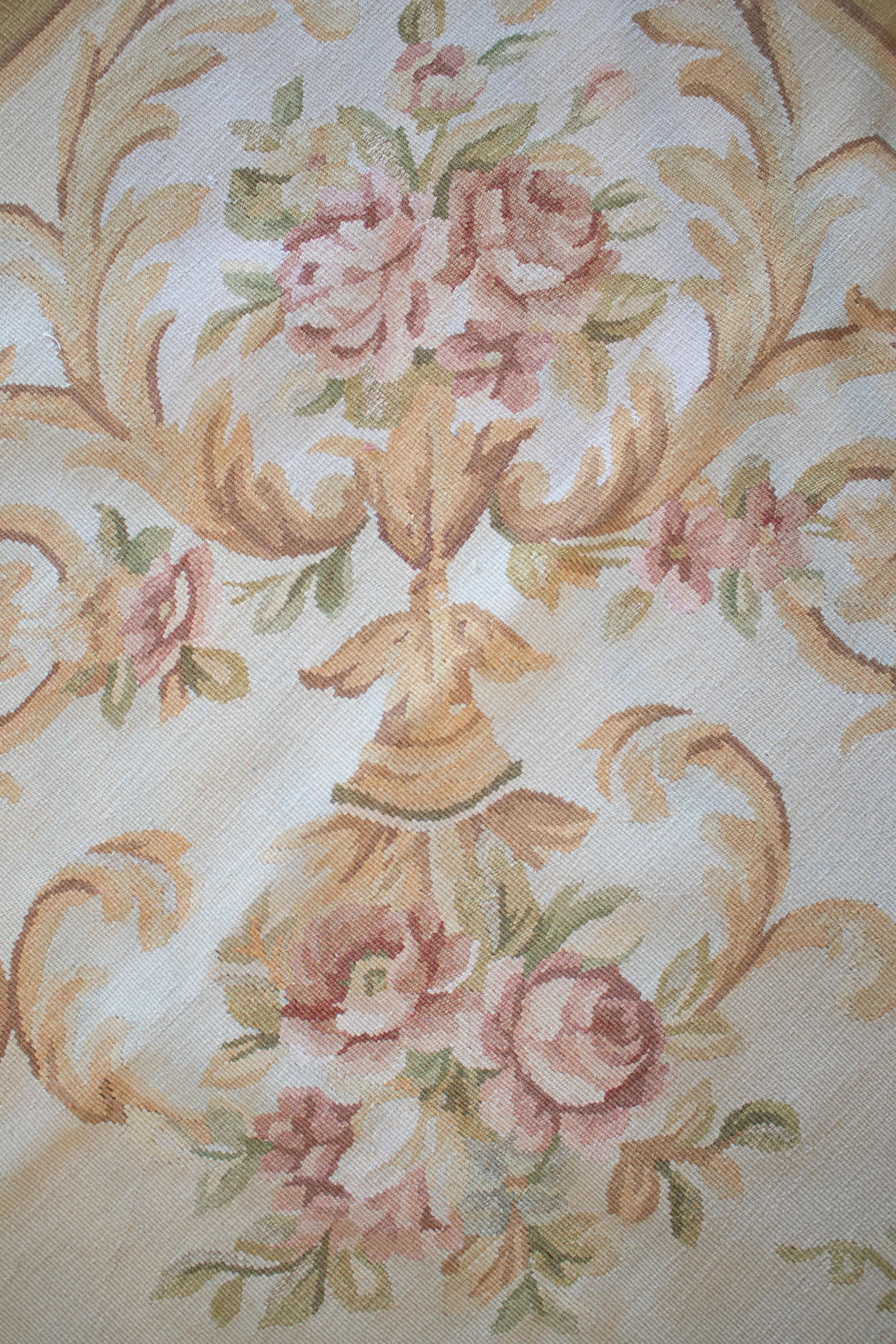 Französischer handgewebter beiger Aubusson-Teppich aus den 1990er Jahren mit ornamentalen Blumendekorationen im Angebot 2