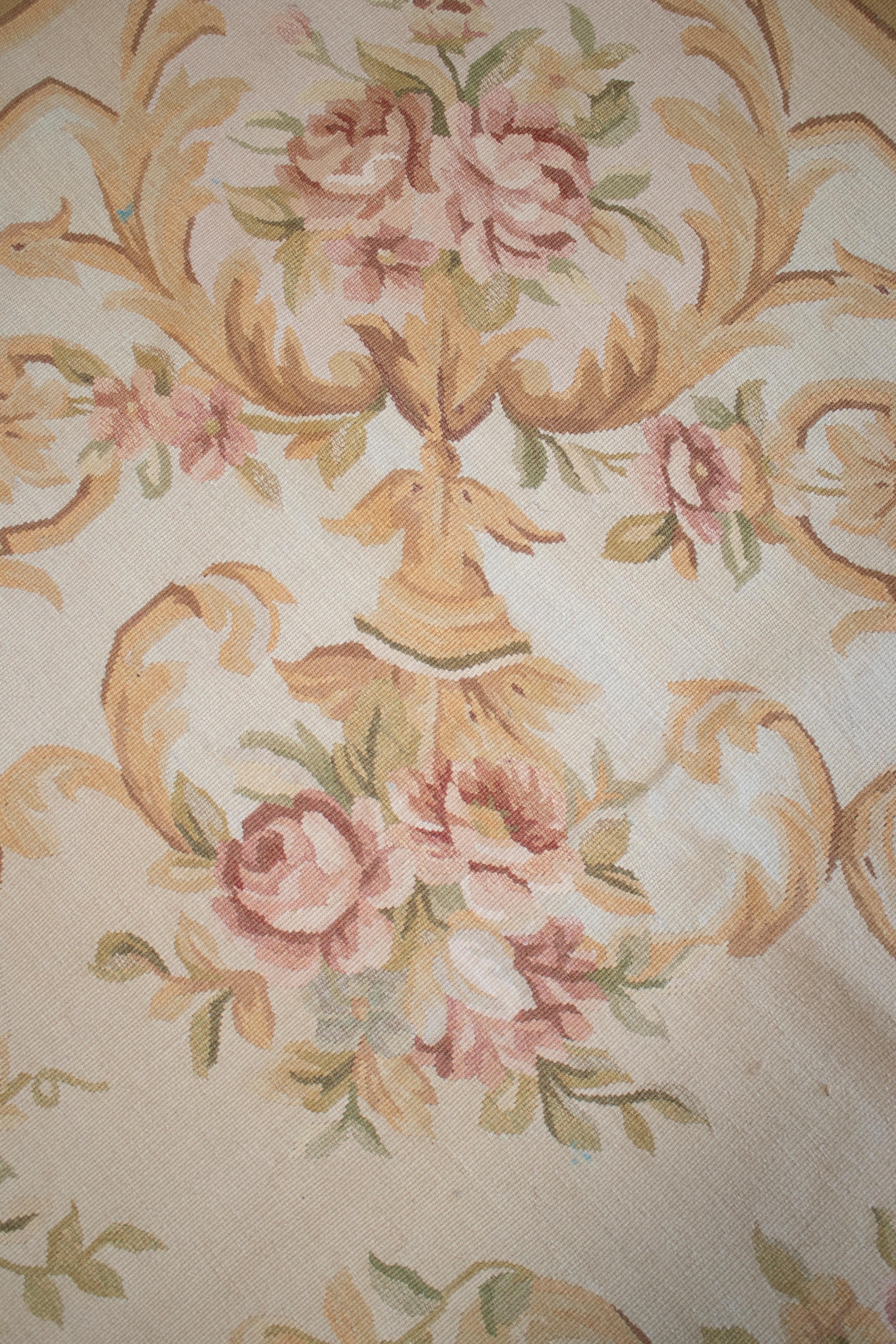 Französischer handgewebter beiger Aubusson-Teppich aus den 1990er Jahren mit ornamentalen Blumendekorationen im Angebot 3