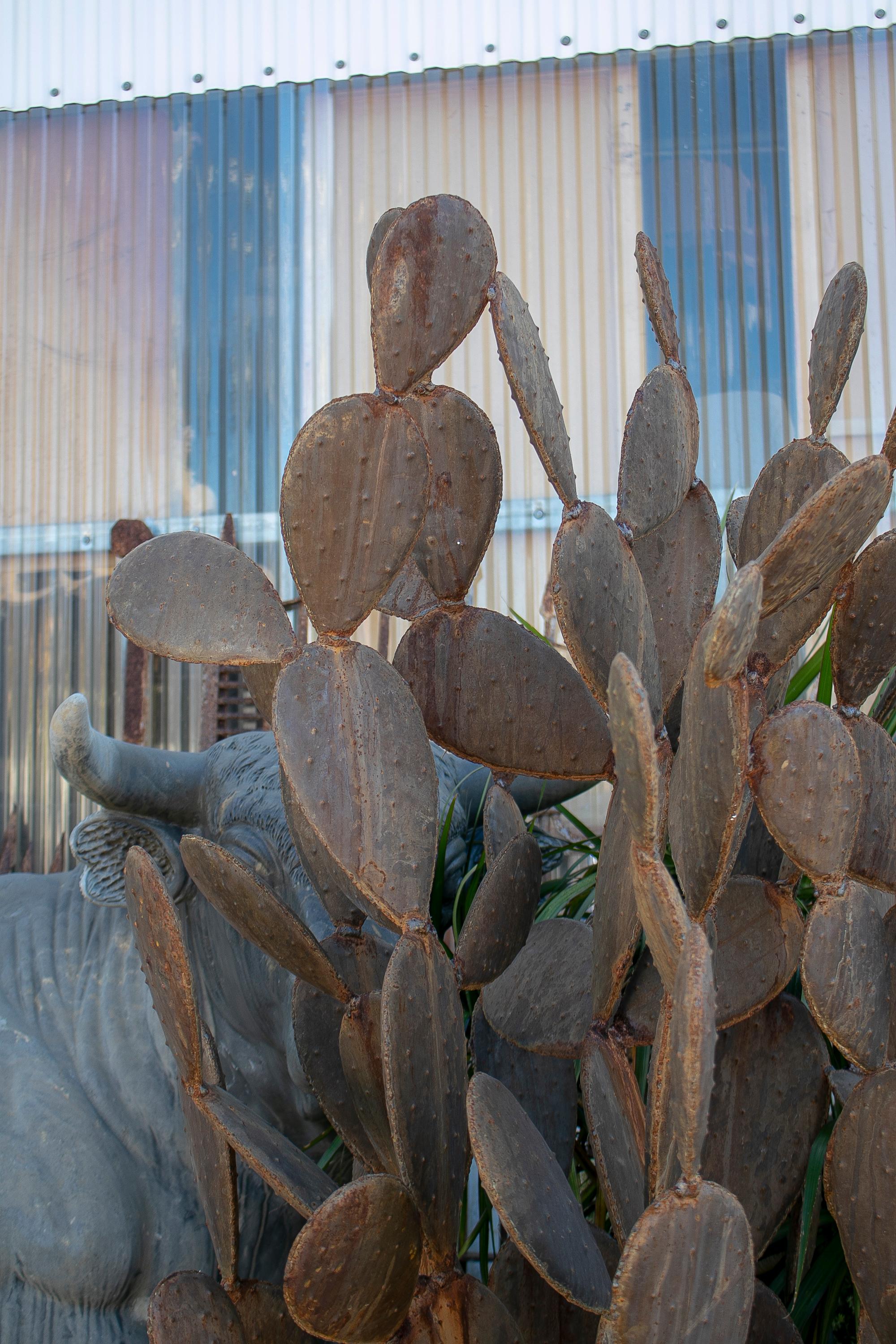 Sculpture de cactus en fer des années 1990.