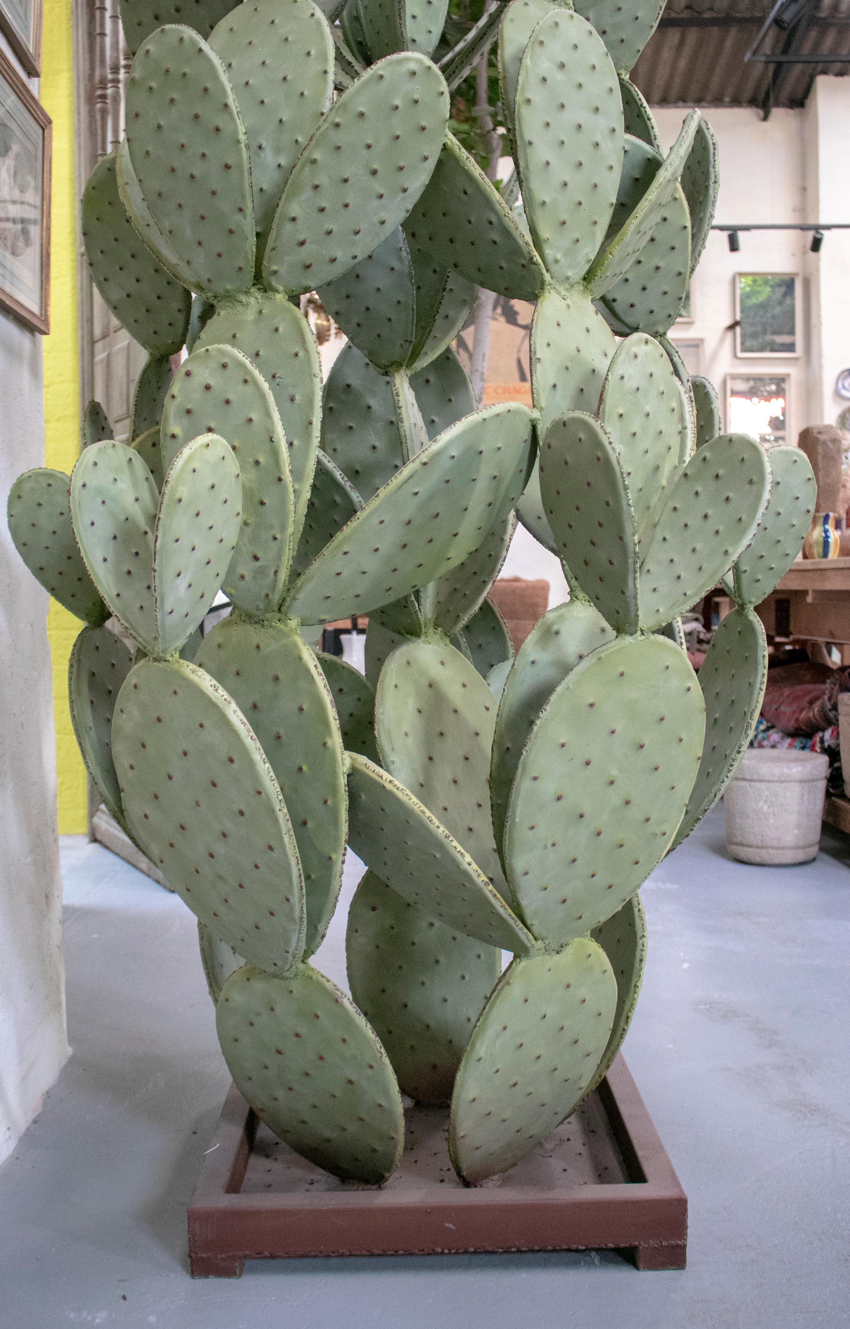 Sculpture française de cactus vert en fer des années 1990 en vente 10