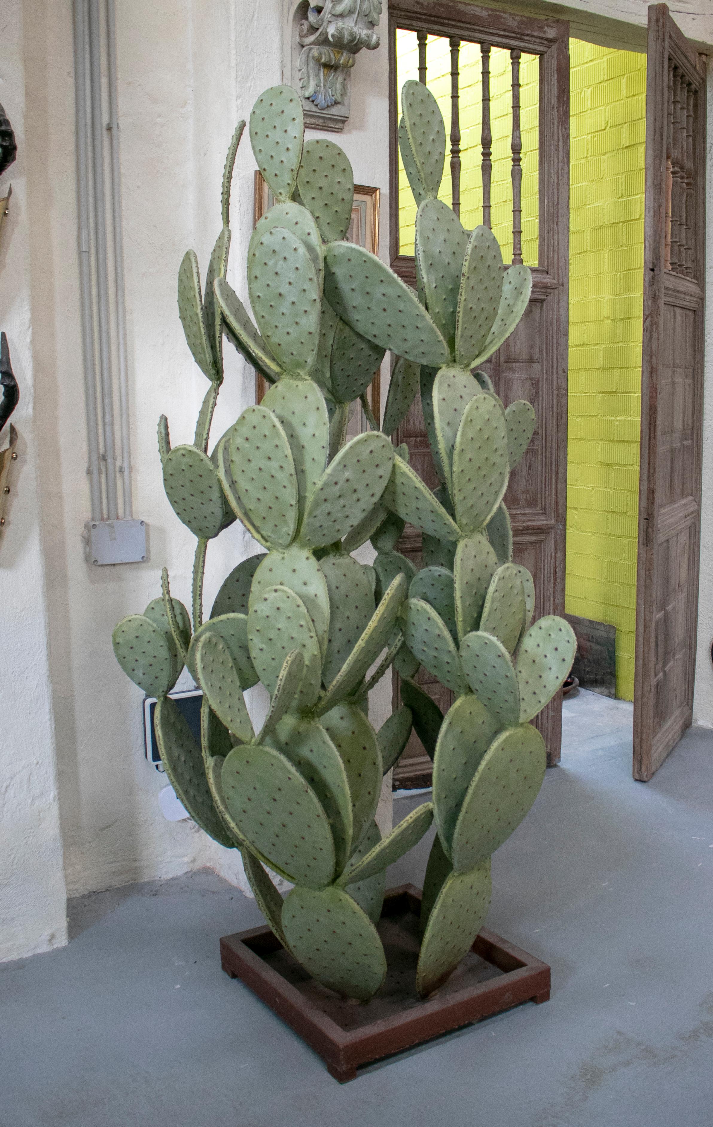 Français Sculpture française de cactus vert en fer des années 1990 en vente