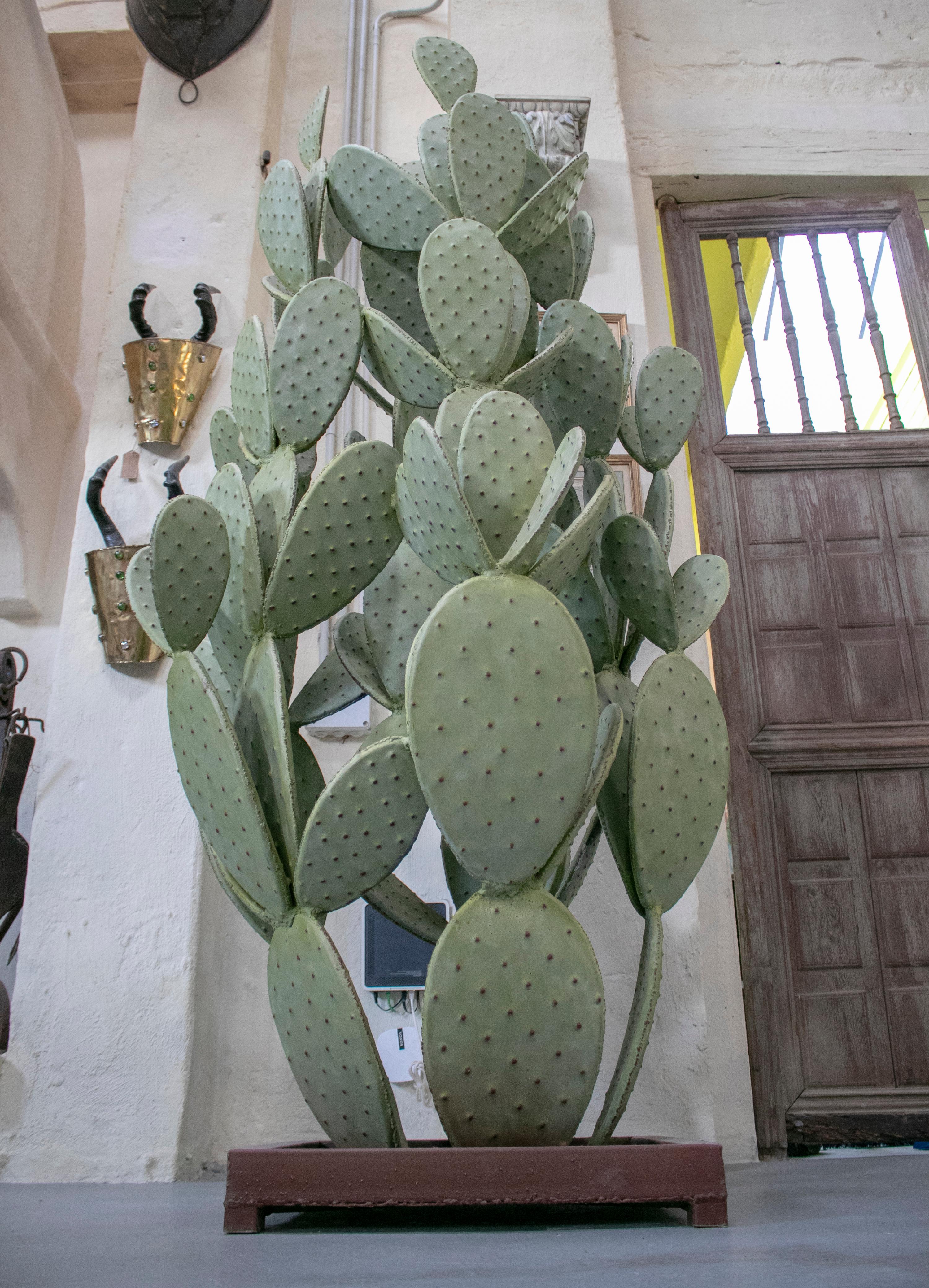 Sculpture française de cactus vert en fer des années 1990 en vente 1