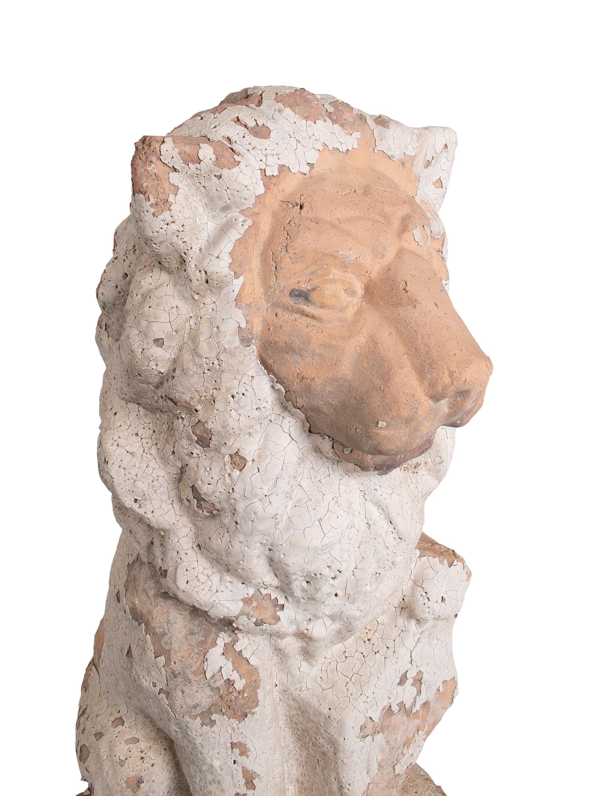 1990er Jahre Französisch natürlichen Terrakotta Löwe w / Schild Garten Skulptur im Angebot 4