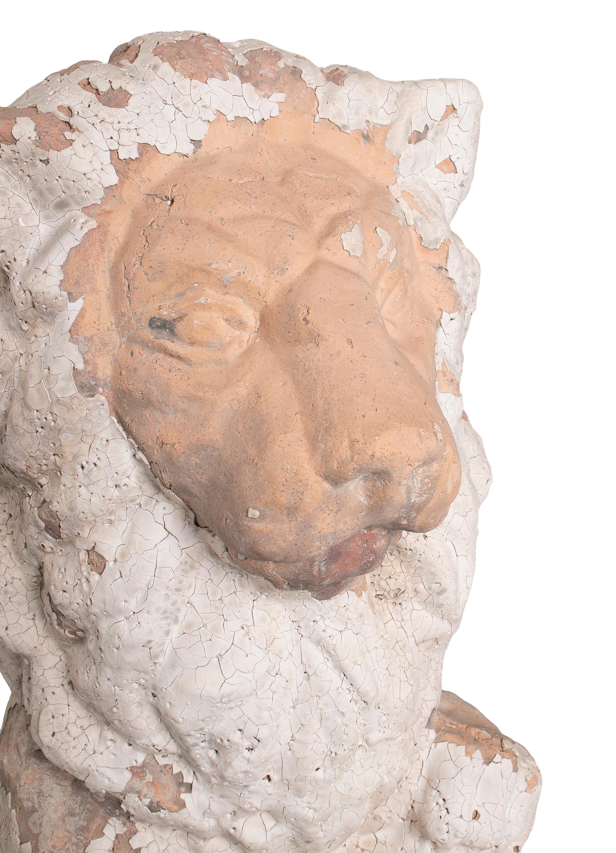 Sculpture de jardin française des années 1990 en terre cuite naturelle avec lion au bouclier en vente 3