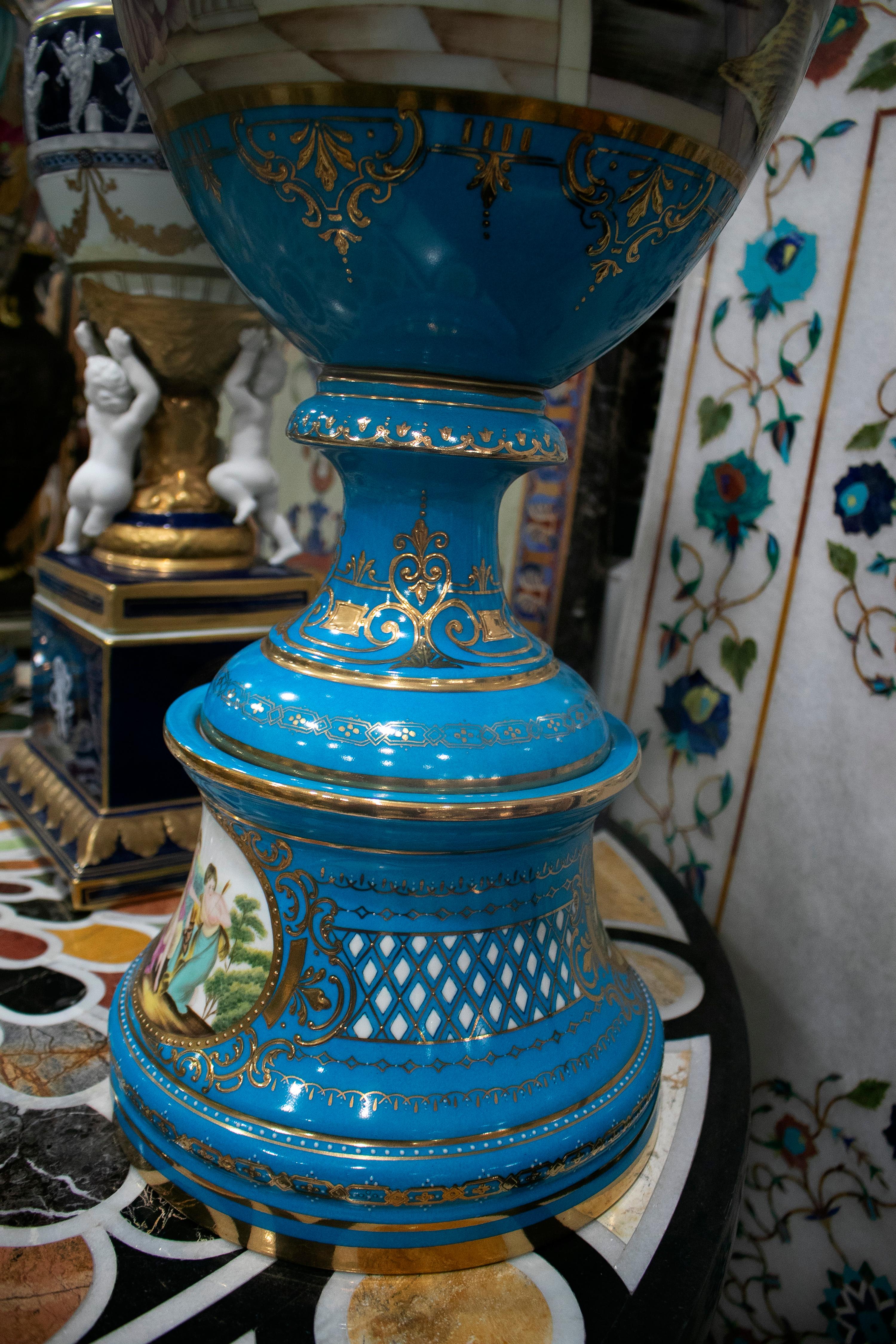 Paire de vases de table en porcelaine bleue peinte à la main avec des scènes, France, années 1990 en vente 6