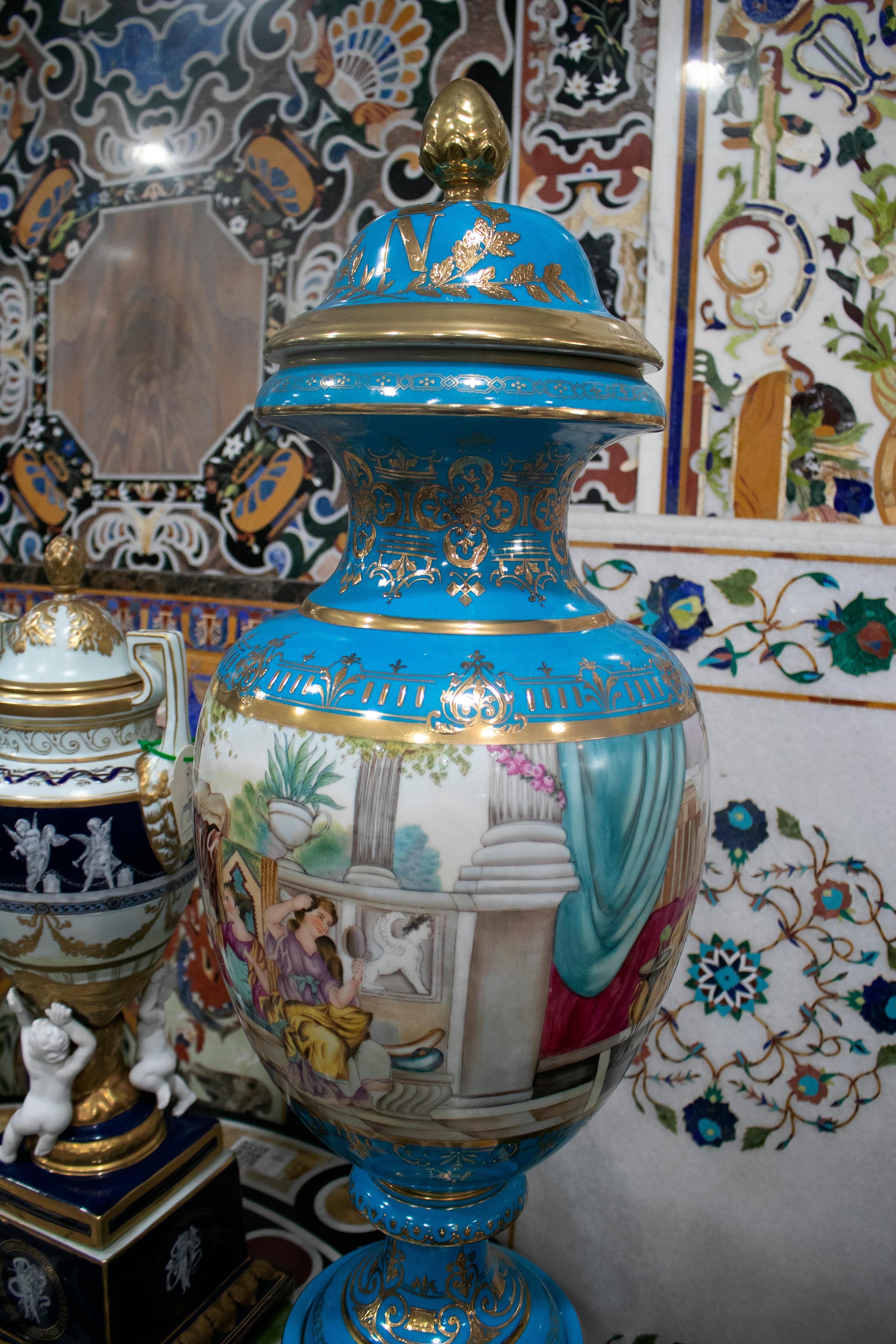 vases de centre de table en porcelaine française bleue et dorée, peints en blanc, avec des scènes de personnages, datant des années 1990.

 