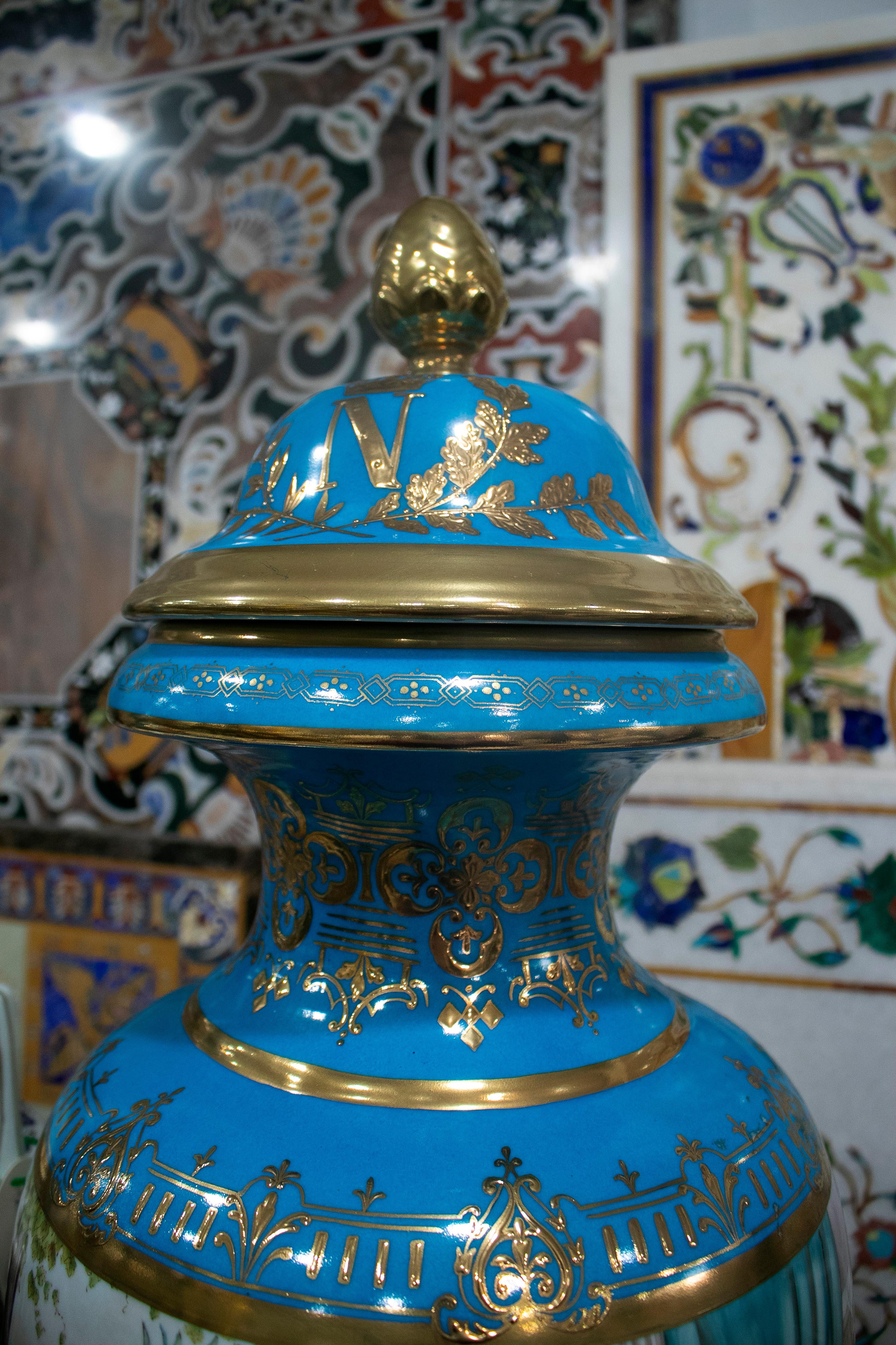 Français Paire de vases de table en porcelaine bleue peinte à la main avec des scènes, France, années 1990 en vente