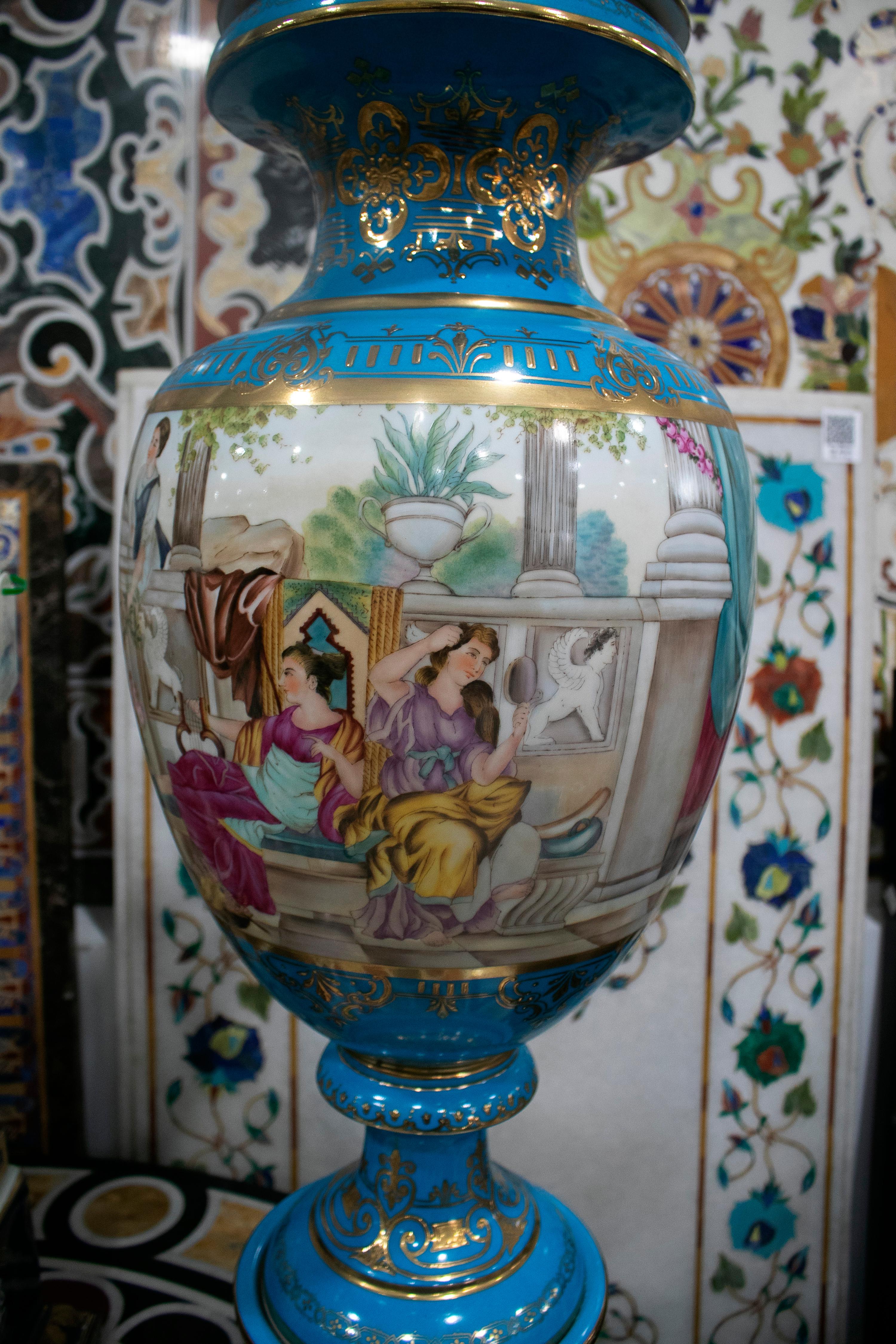 Paire de vases de table en porcelaine bleue peinte à la main avec des scènes, France, années 1990 Bon état - En vente à Marbella, ES