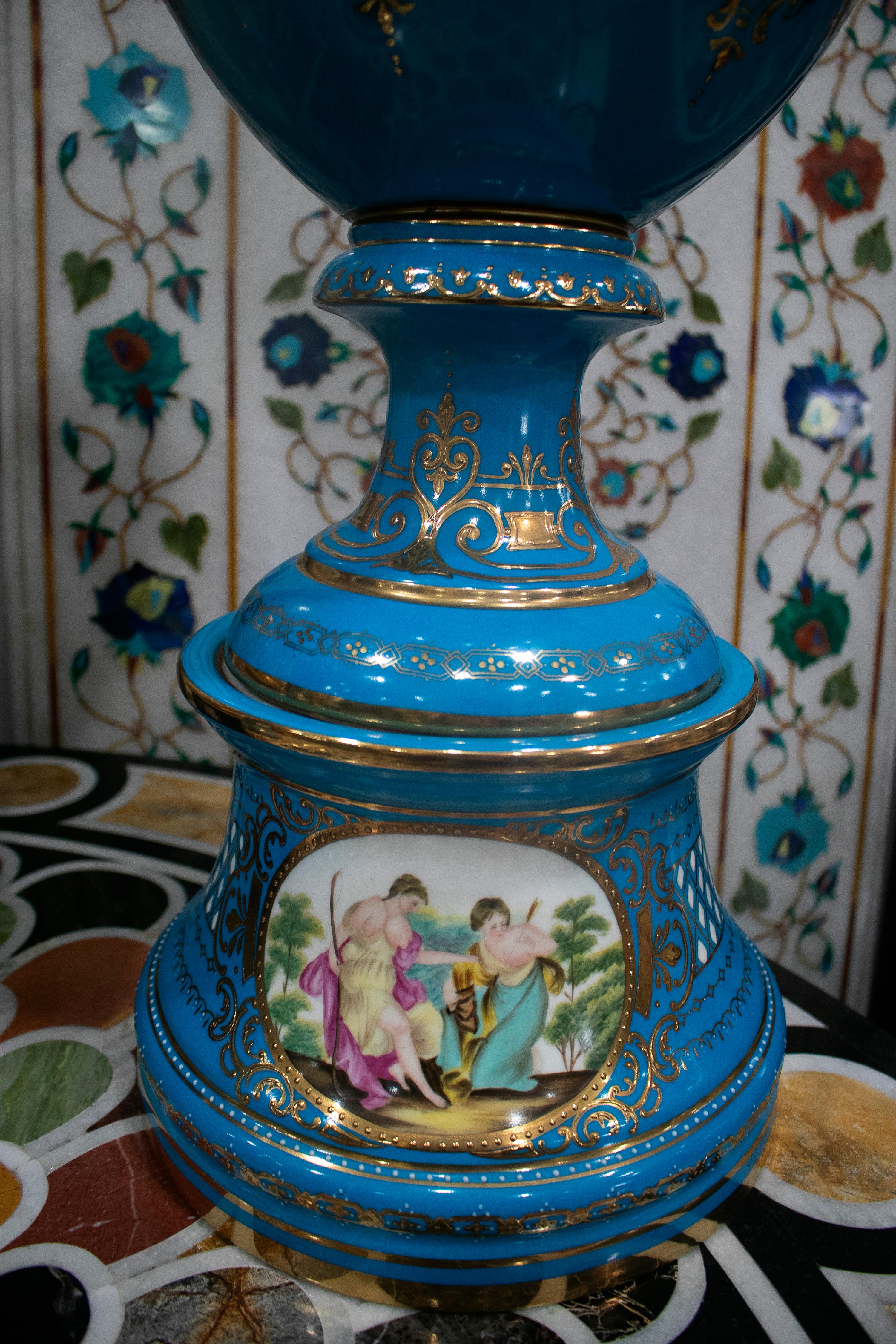 20ième siècle Paire de vases de table en porcelaine bleue peinte à la main avec des scènes, France, années 1990 en vente