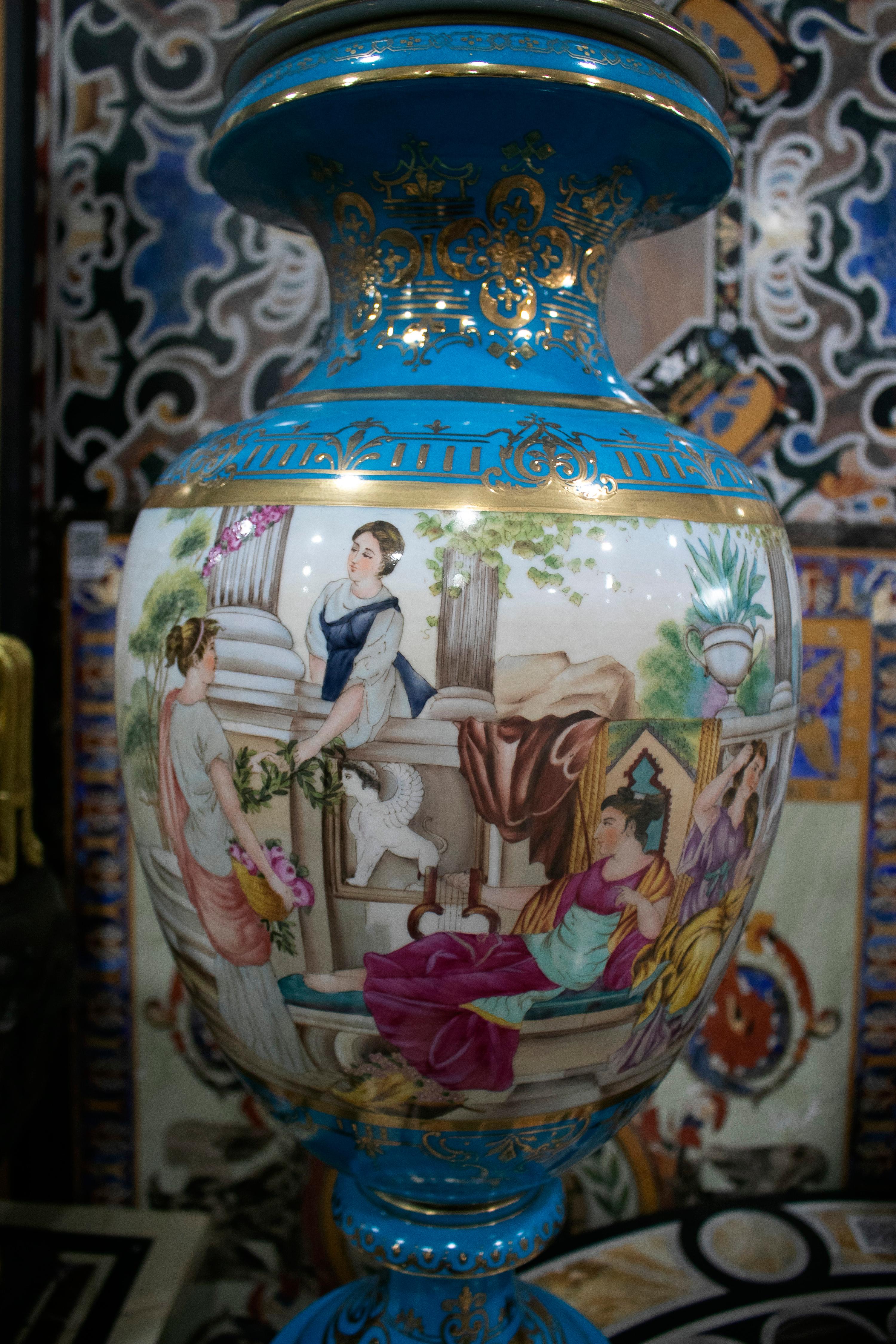 Porcelaine Paire de vases de table en porcelaine bleue peinte à la main avec des scènes, France, années 1990 en vente