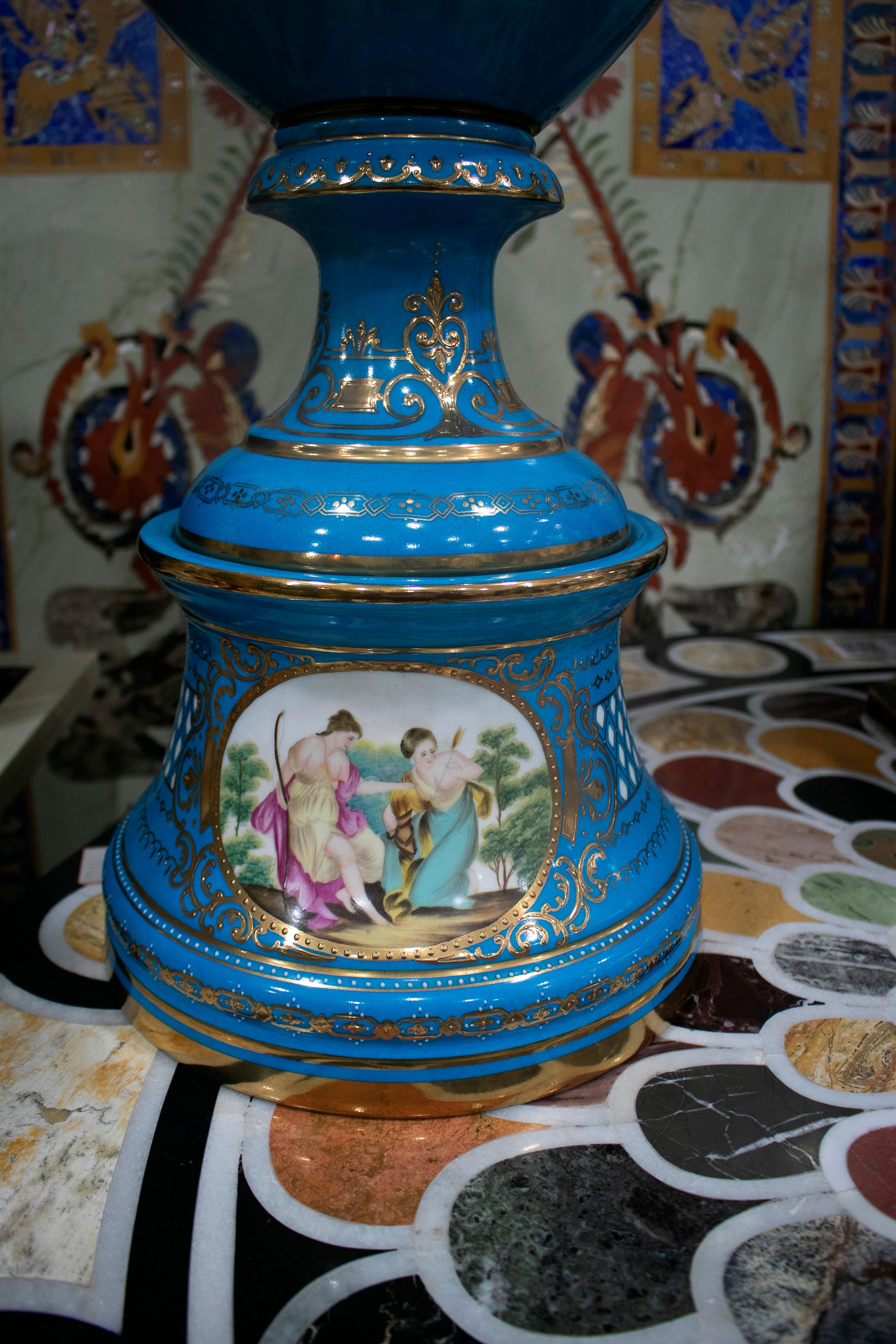 Paire de vases de table en porcelaine bleue peinte à la main avec des scènes, France, années 1990 en vente 2