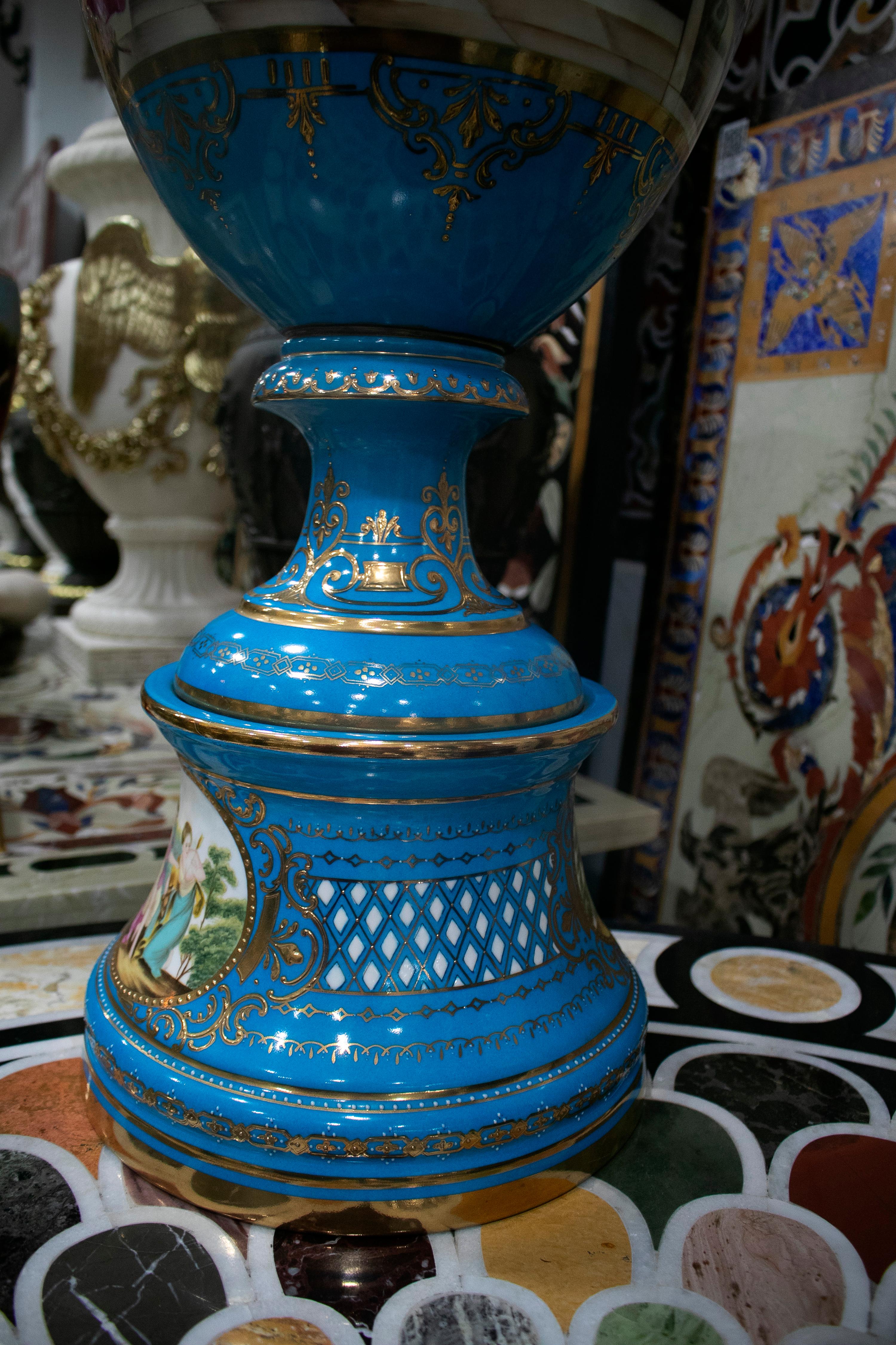 Paire de vases de table en porcelaine bleue peinte à la main avec des scènes, France, années 1990 en vente 3
