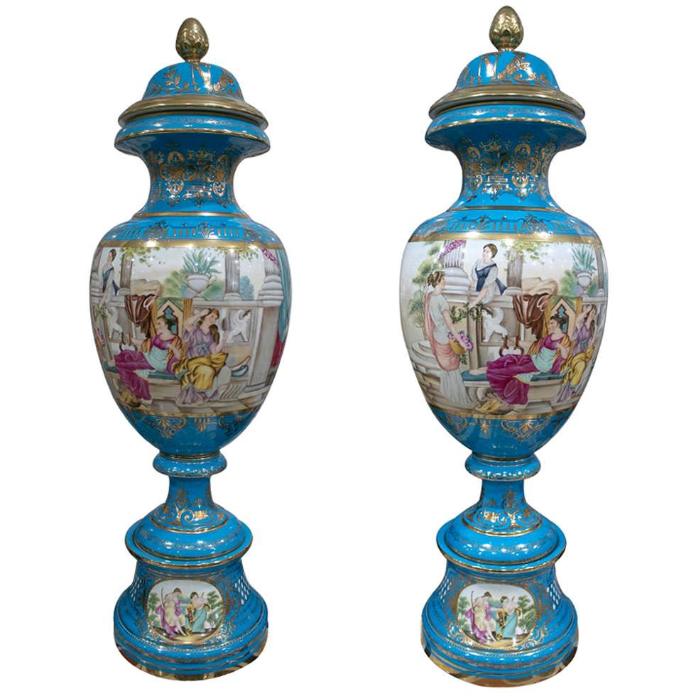 1990er Jahre Französisches Paar blauer handbemalter Porzellan-Tischvasen mit Szenen