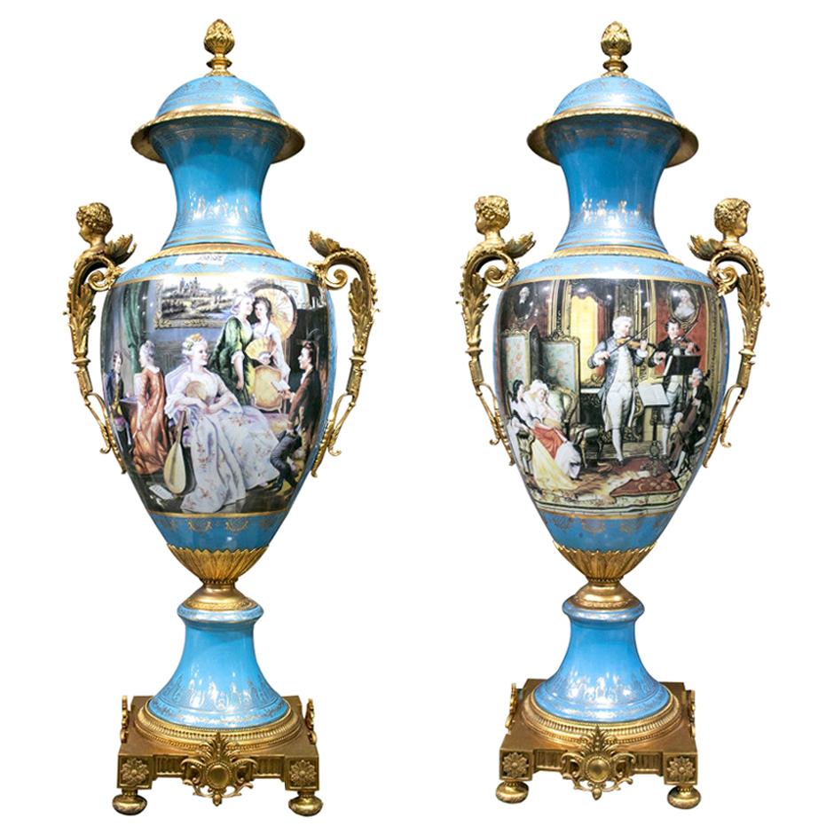 Coppia di vasi da tavolo in porcellana dipinta a mano e bronzo con scene del 1990 in Francia