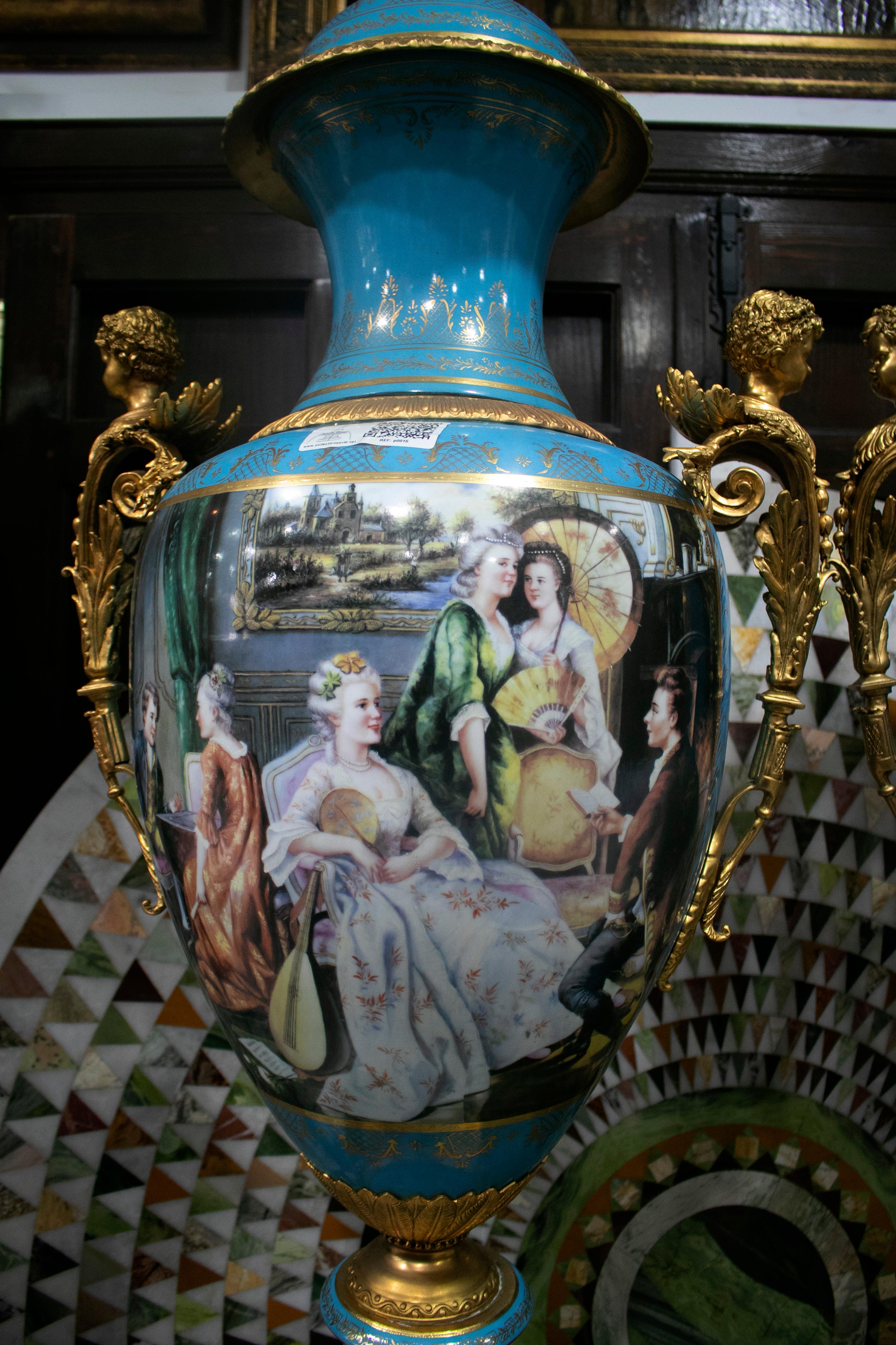 1990er Jahre Französisches Paar handbemalte Porzellan- und Bronze-Tischvasen mit Szenen im Angebot 1