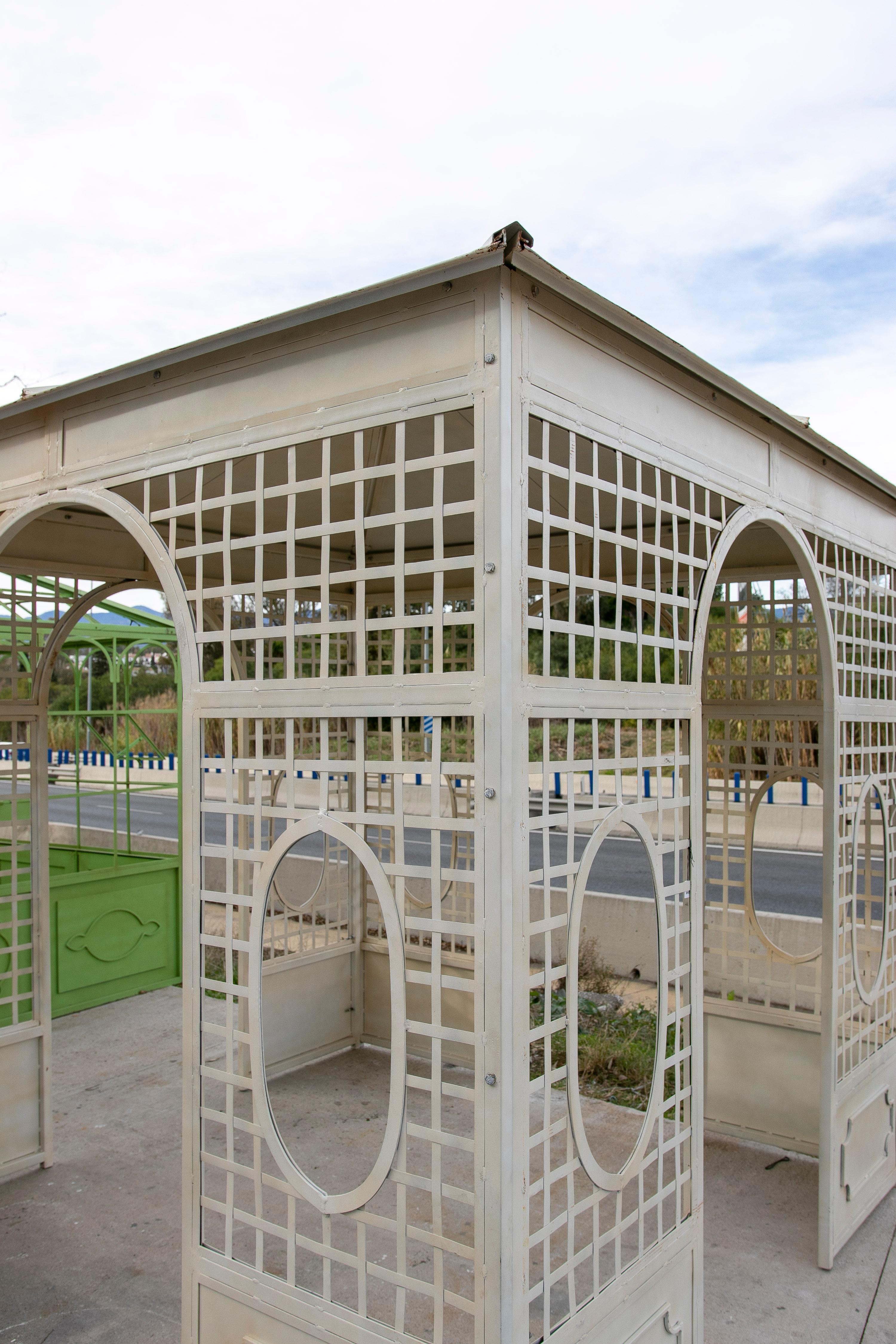 1990s French Square Iron Garden Greenhouse Painted White Open on Four Sides In Good Condition In Marbella, ES