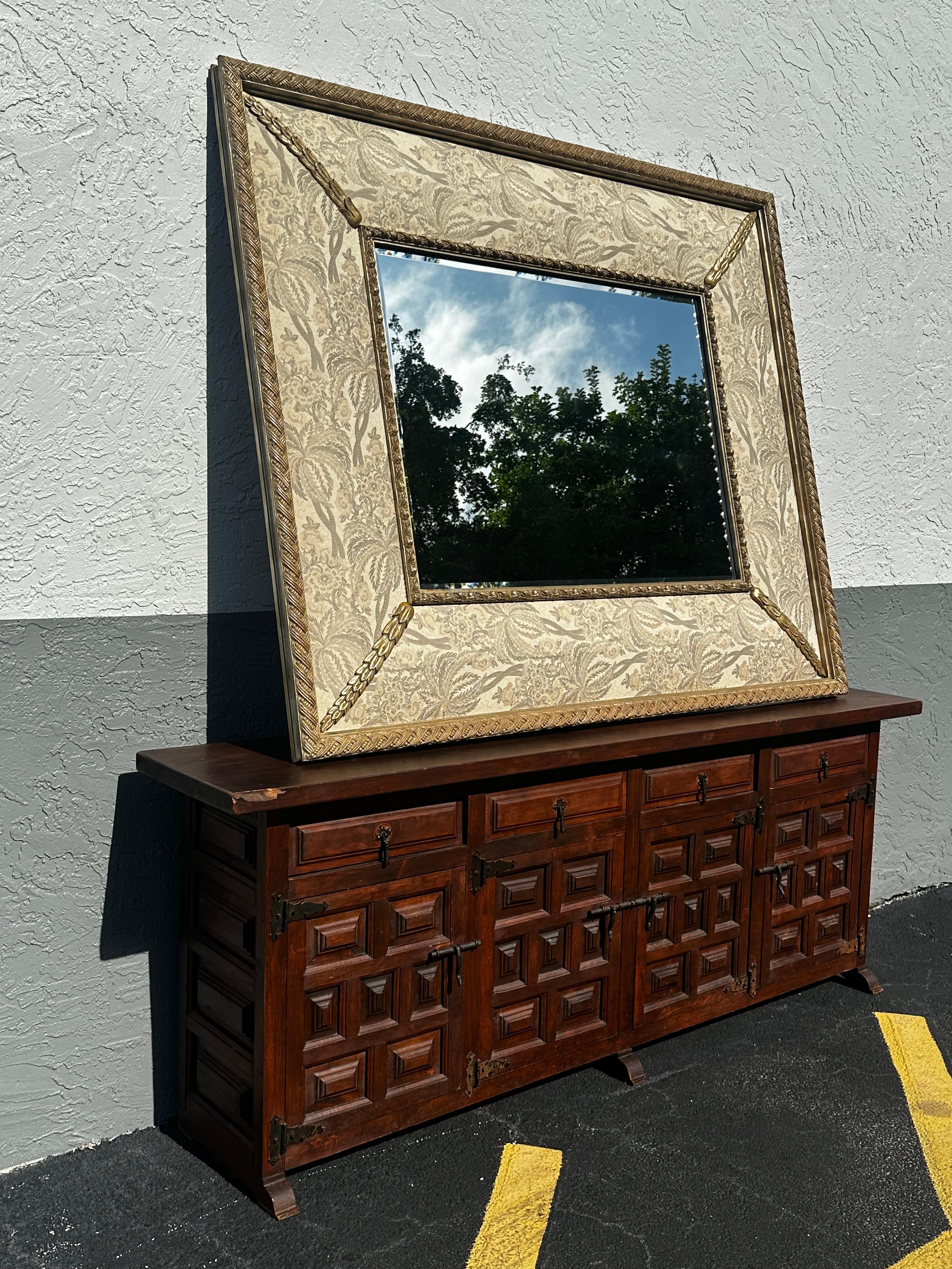 1990er Jahre Großer gepolsterter Wandspiegel aus vergoldetem Wood Wood (Französische Provence) im Angebot