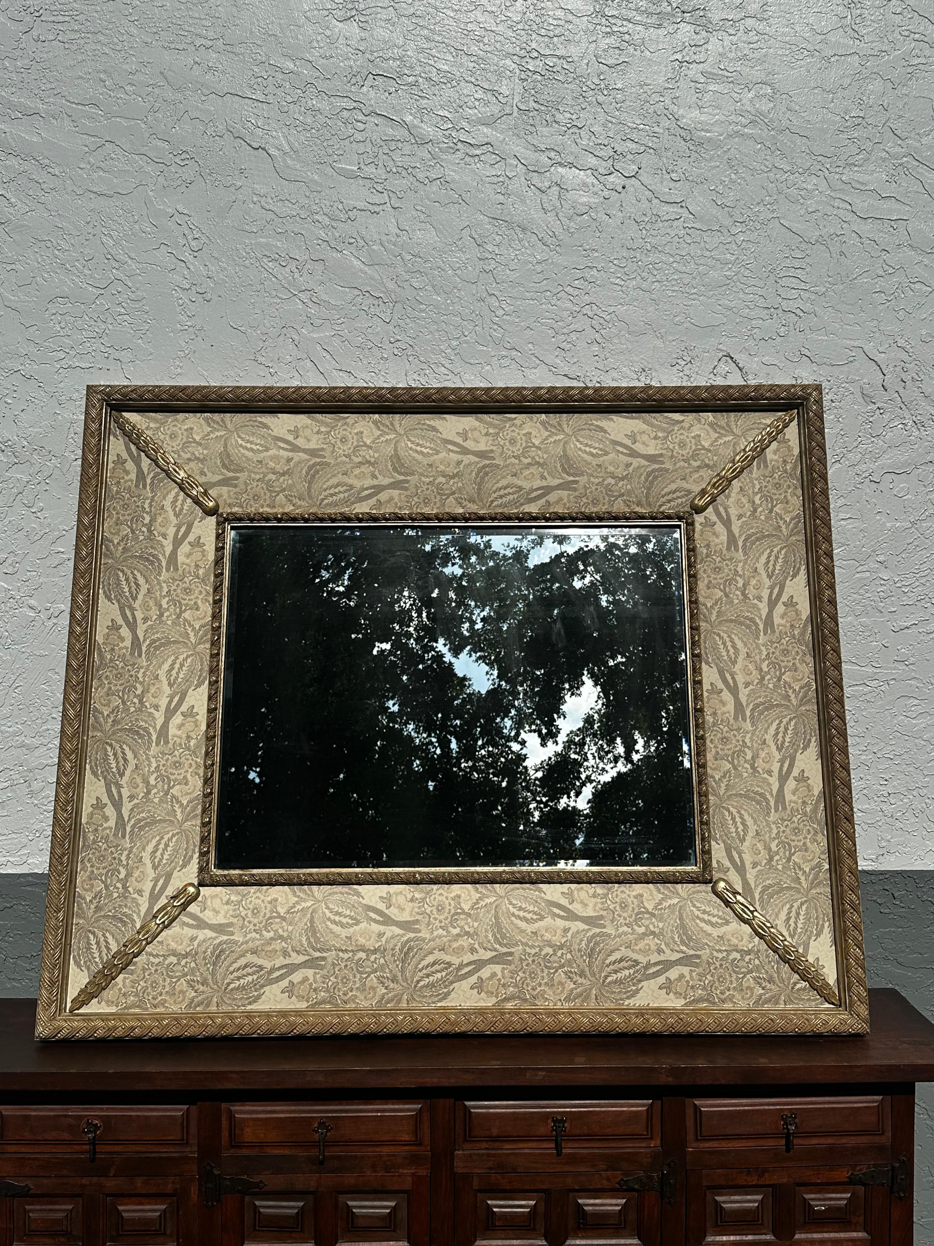 1990er Jahre Großer gepolsterter Wandspiegel aus vergoldetem Wood Wood (amerikanisch) im Angebot