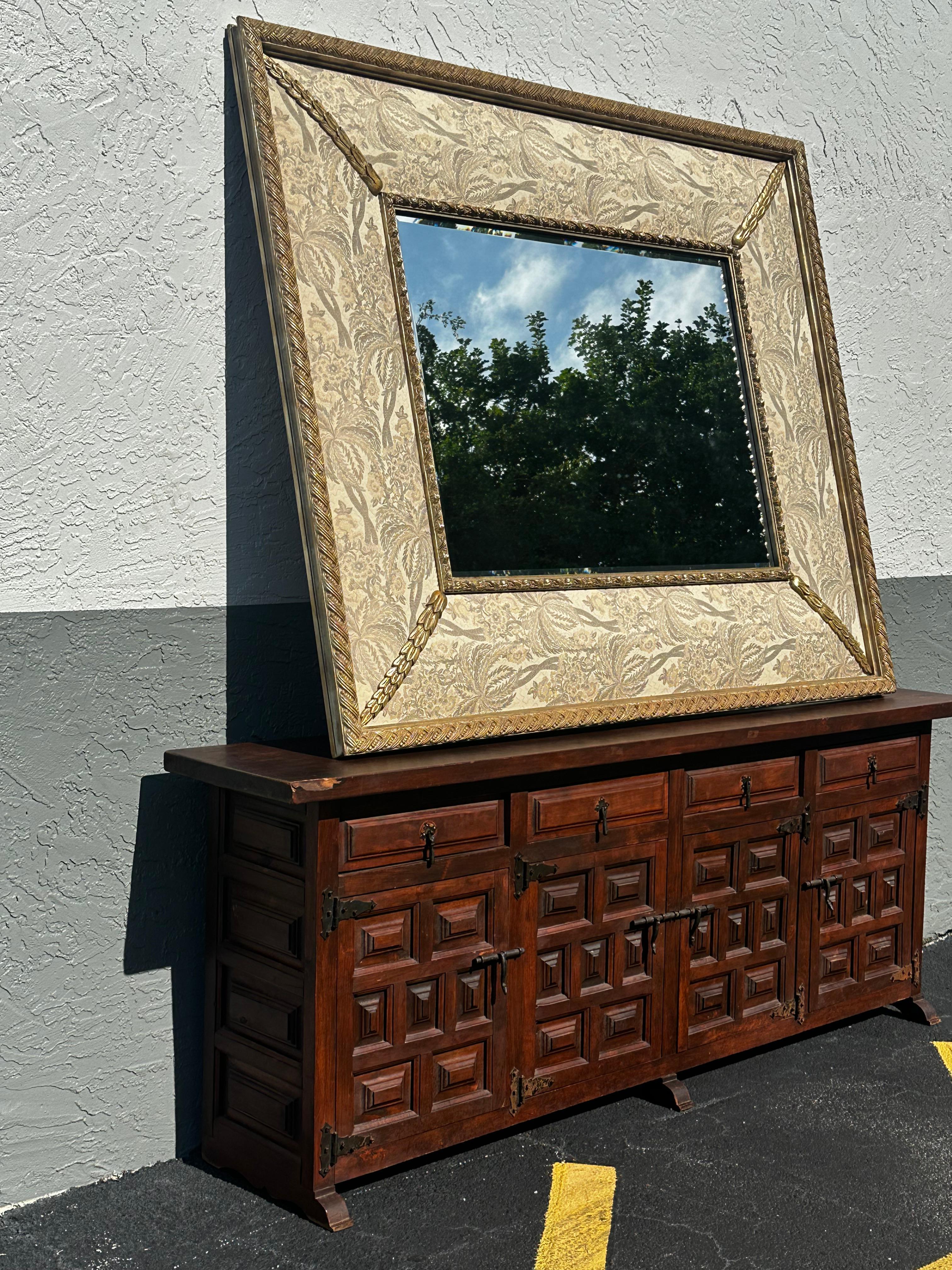 1990er Jahre Großer gepolsterter Wandspiegel aus vergoldetem Wood Wood im Zustand „Gut“ im Angebot in Fort Lauderdale, FL