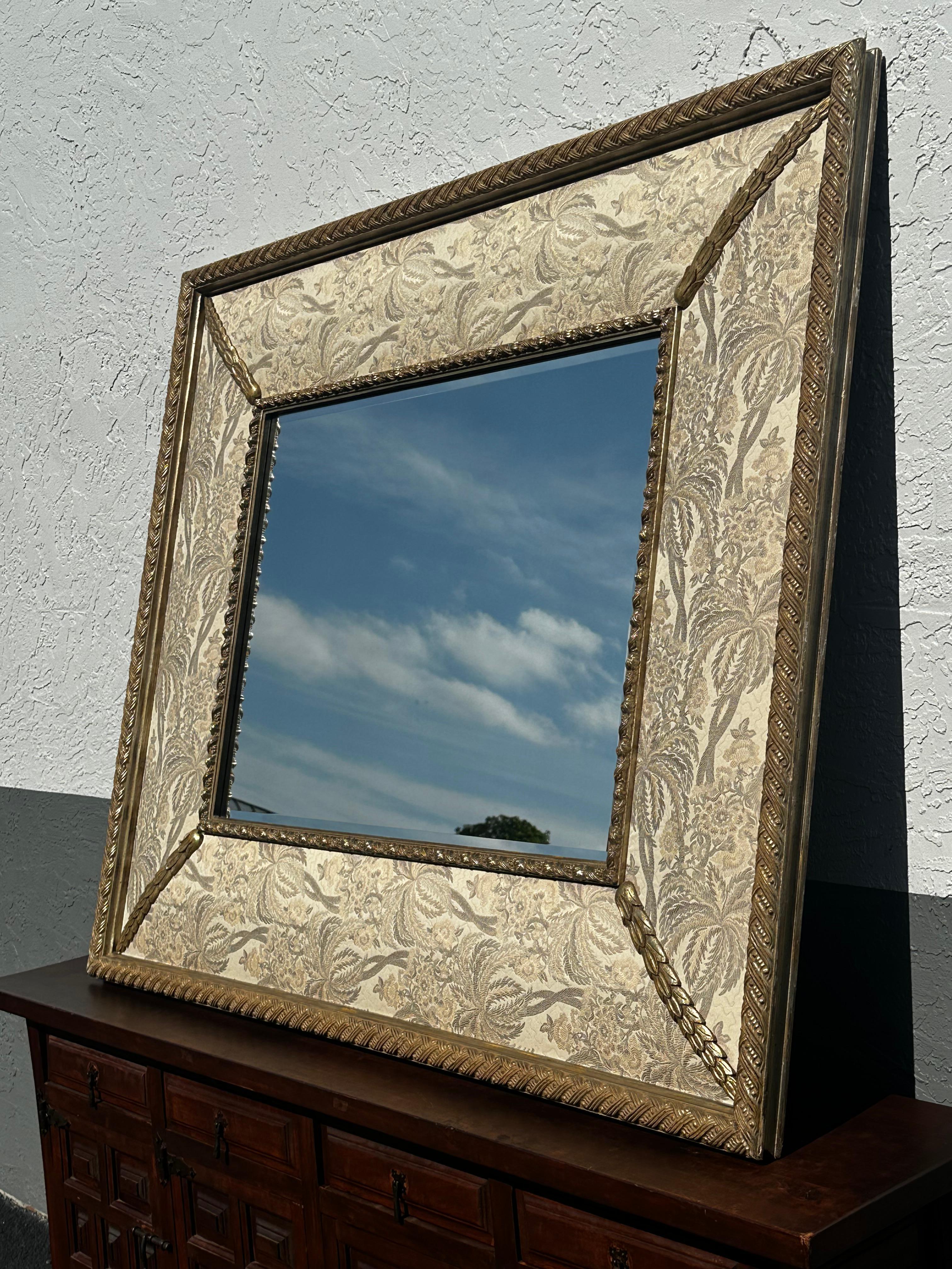 1990er Jahre Großer gepolsterter Wandspiegel aus vergoldetem Wood Wood (Ende des 20. Jahrhunderts) im Angebot