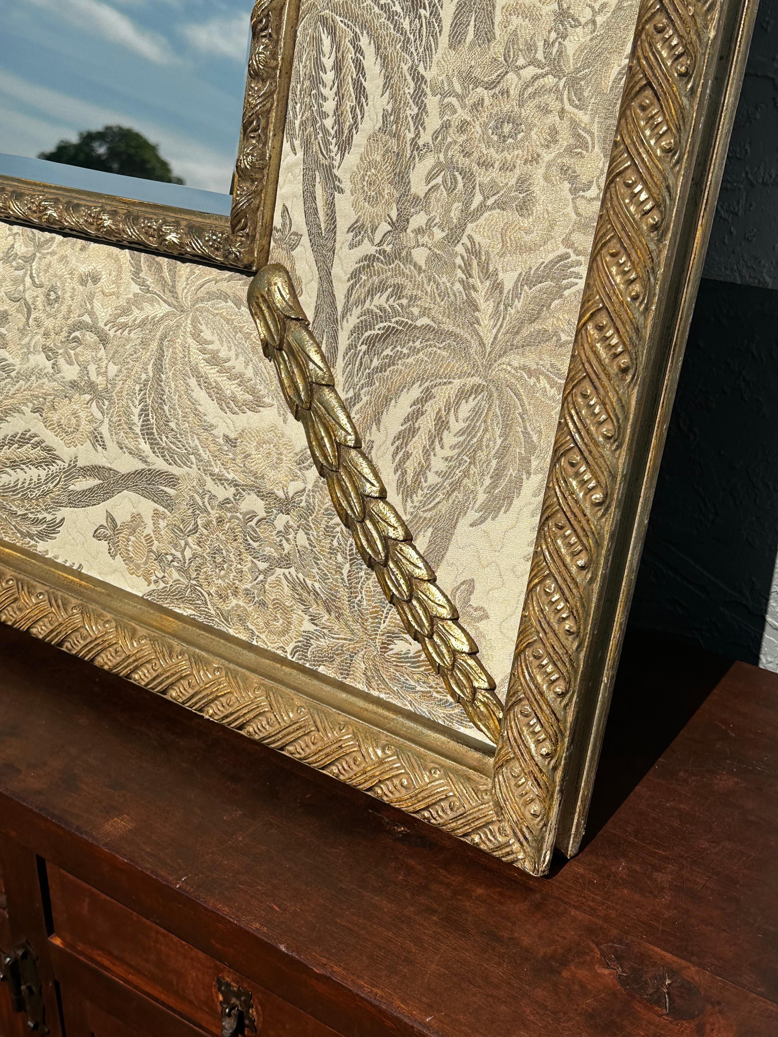 1990er Jahre Großer gepolsterter Wandspiegel aus vergoldetem Wood Wood (Polster) im Angebot