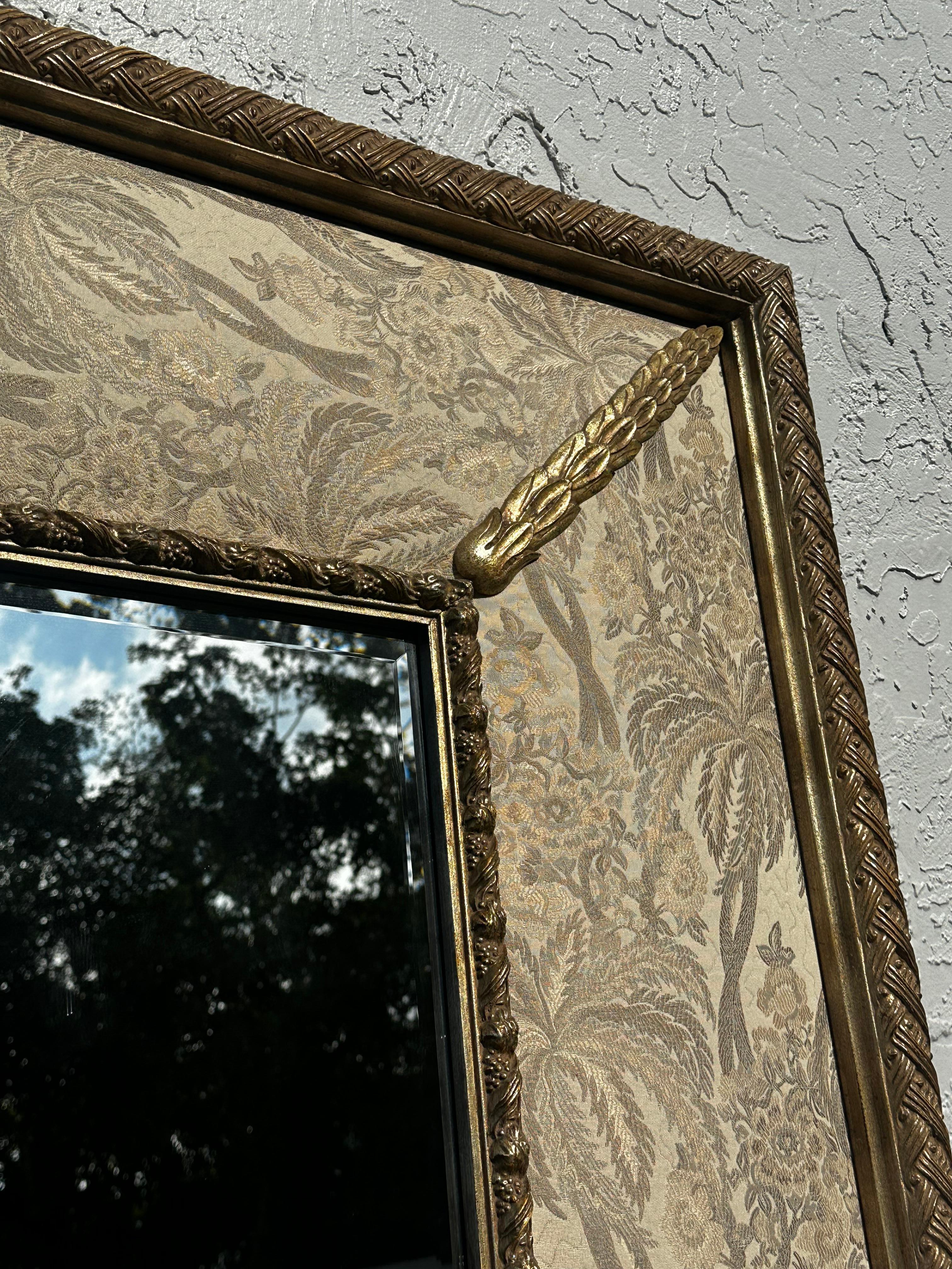 1990er Jahre Großer gepolsterter Wandspiegel aus vergoldetem Wood Wood im Angebot 1