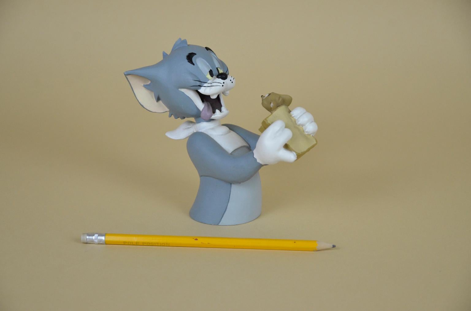 Tom und Jerry - Tom isst Jerry in einem Sandwich, handbemalt von der französischen Firma Demons & Merveilles für Hanna-Barbera, realisiert in Harz im Jahr 1997.

Die Statue hat nicht die Originalverpackung.