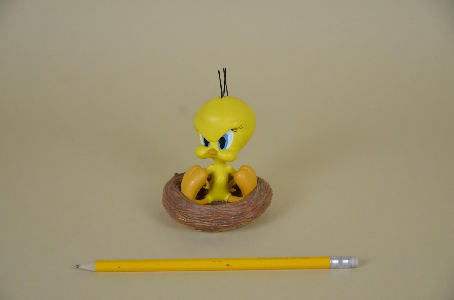 Looney Toons: Tweety in his Nest hand painted resin statuette by French company Demons & Merveilles for Warner Bros, realized in the 1999.

The statue doesn't have the original box.