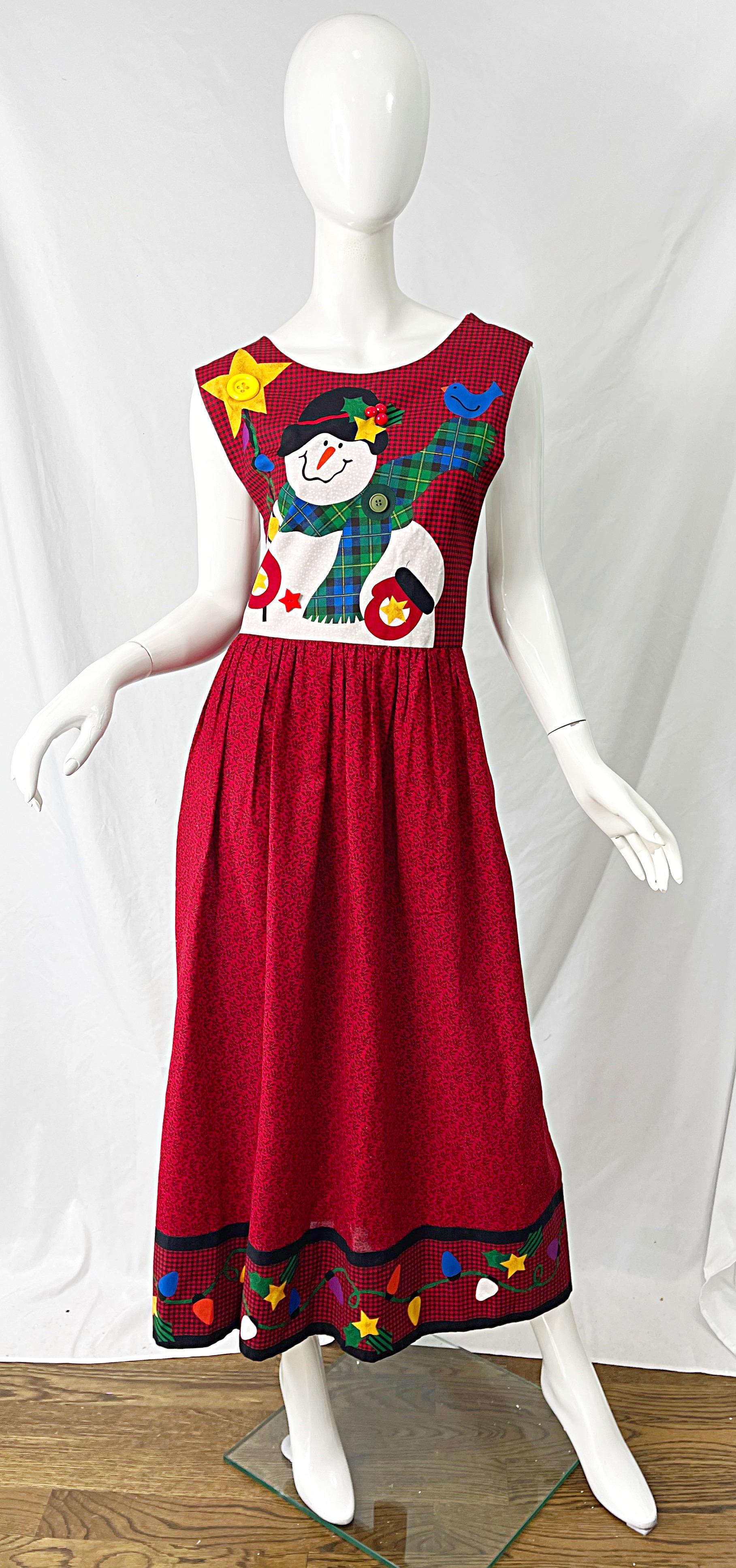 Fun 1990s cotton Frosty the Snowman novelty embroidered sleeveless Christmas jumper midi dress ! Features a red and green gingham bodice with paisley floral print skirt. Ties in the back can adjust waist size. Pair alone or over a sweater /