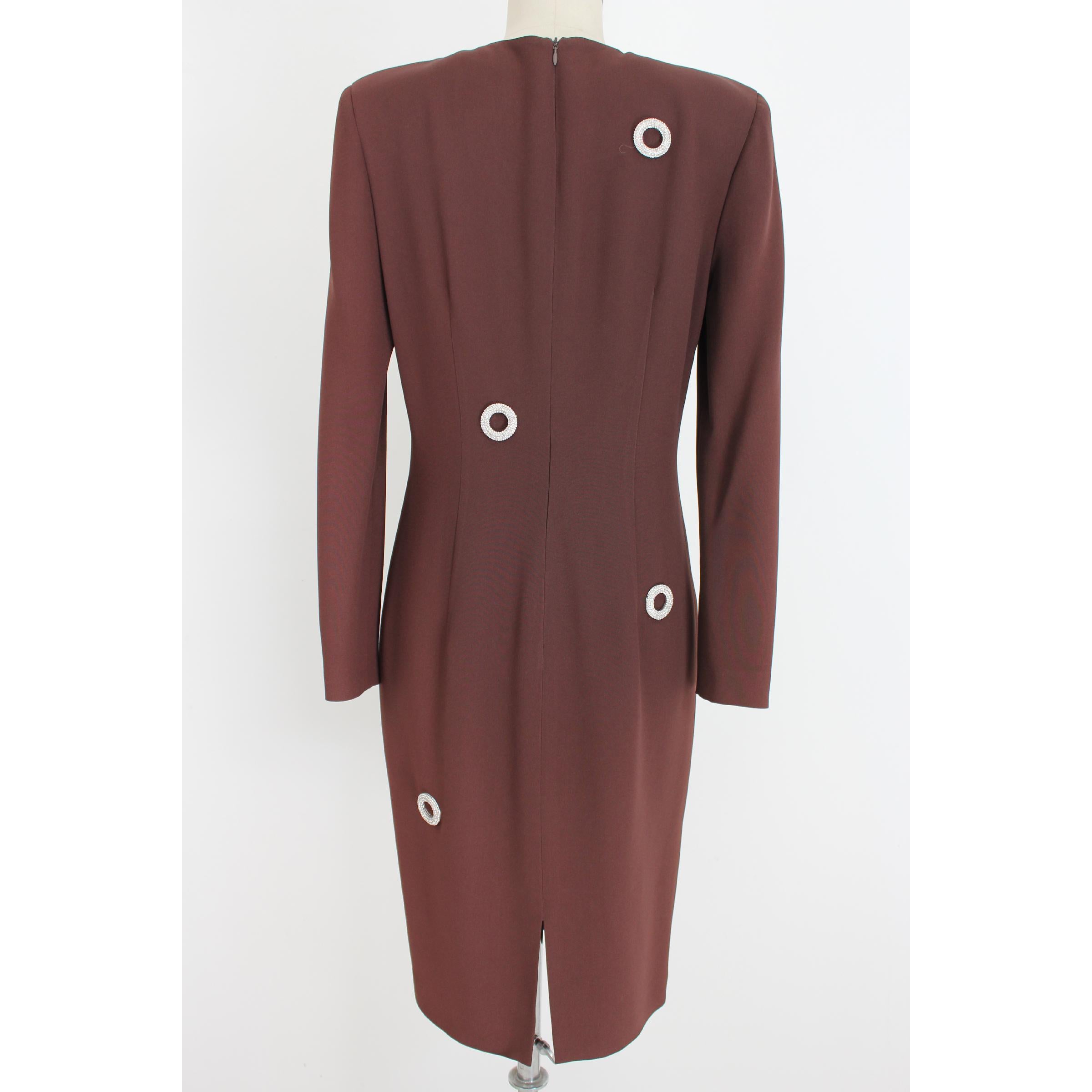 Gai Mattiolo Couture vintage dress, brown, 58% viscose 42% acetate. Long model, asymmetrical neck, Swarovski jewel applications. 90s. Made in Italy. New with label.

Size: 46 It 12 Us 14 Uk

Shoulder: 46 cm
Bust / chest: 51 cm
Sleeve: 61 cm
Length: