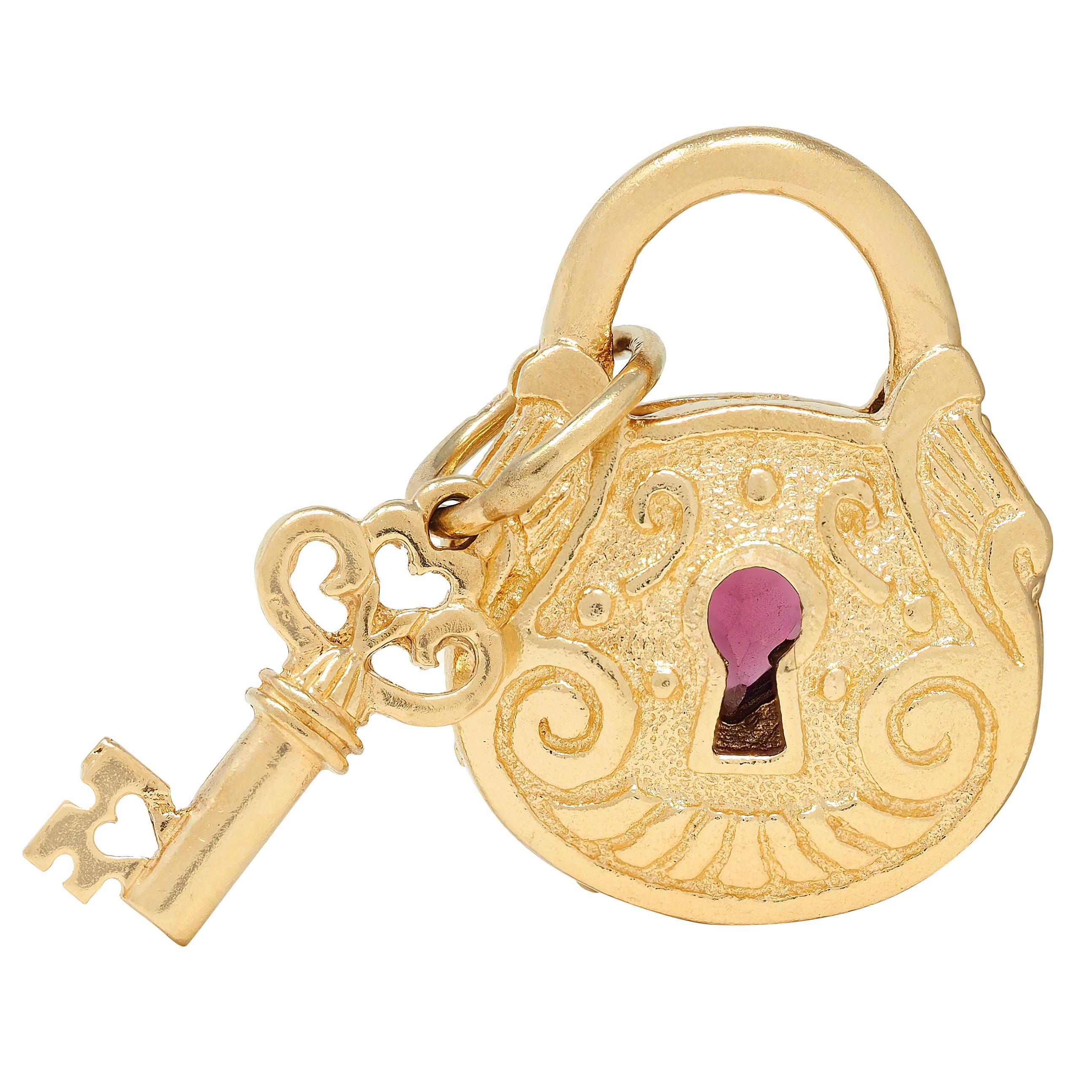 Moderno 1990's Garnet 14 Karat Yellow Gold Vintage Lock & Key Pendant Charm in vendita