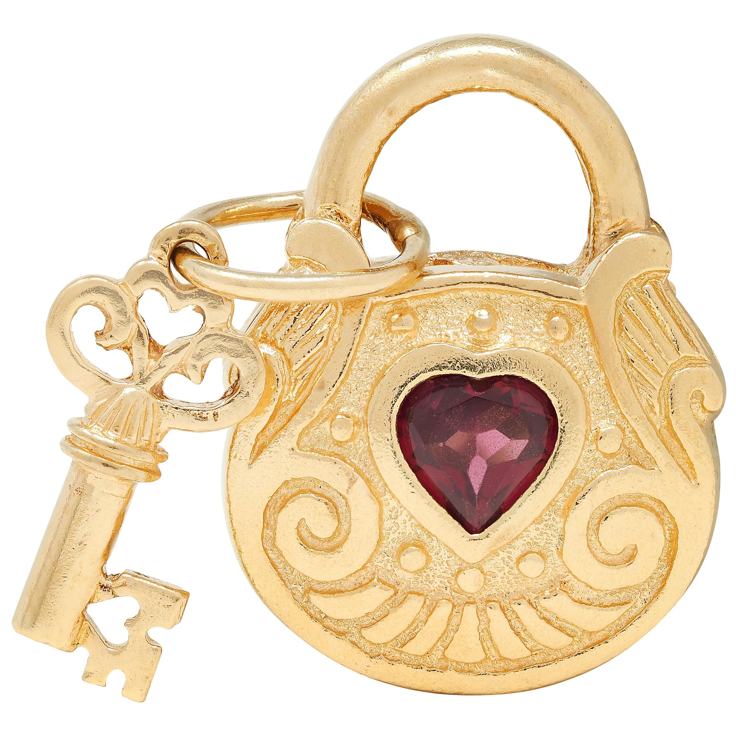 1990's Garnet 14 Karat Yellow Gold Vintage Lock & Key Pendant Charm in vendita 1
