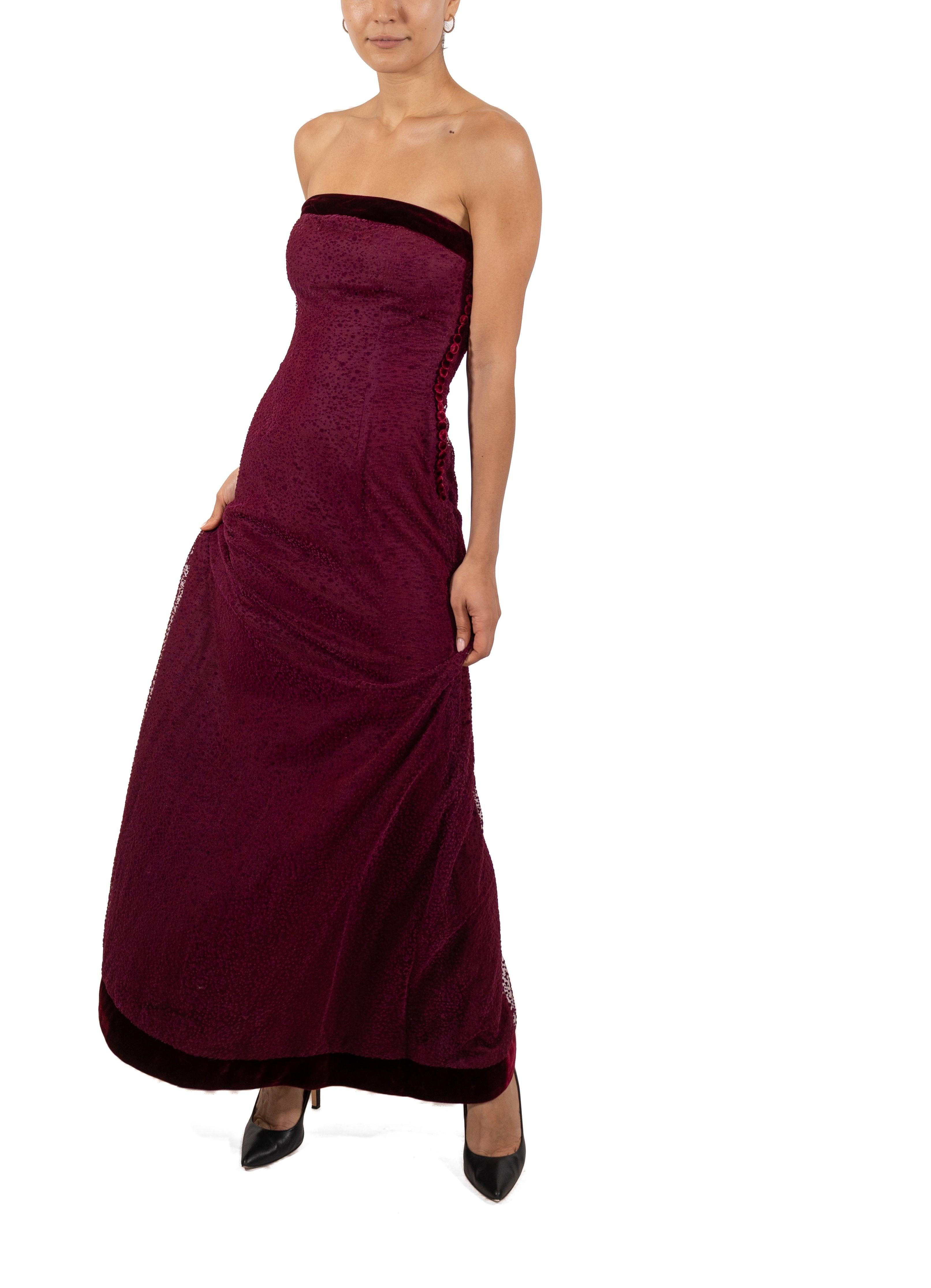 Das Kleid trägt kein Label, aber die Menge an Handarbeit deutet auf Haute Couture oder Maßanfertigung hin, vollständig in Seide gefüttert. 1990S Granatrote Seidenmischung Samt & gepunkteter Tüll Trägerloses Kleid 