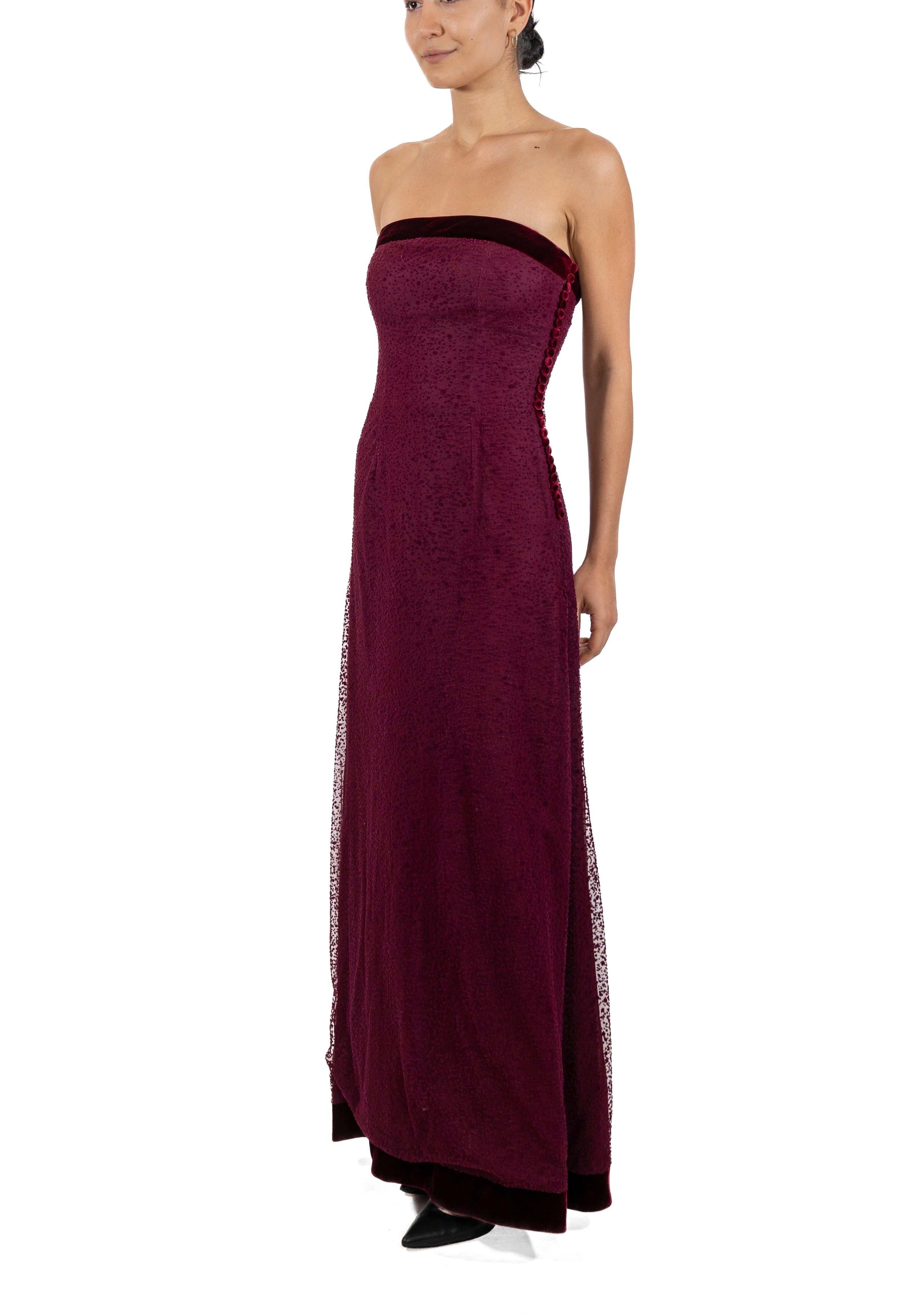 1990er Jahre Granat Rotes trägerloses Kleid aus Seidenmischung Samt & gepunktetem Tüll (Schwarz) im Angebot