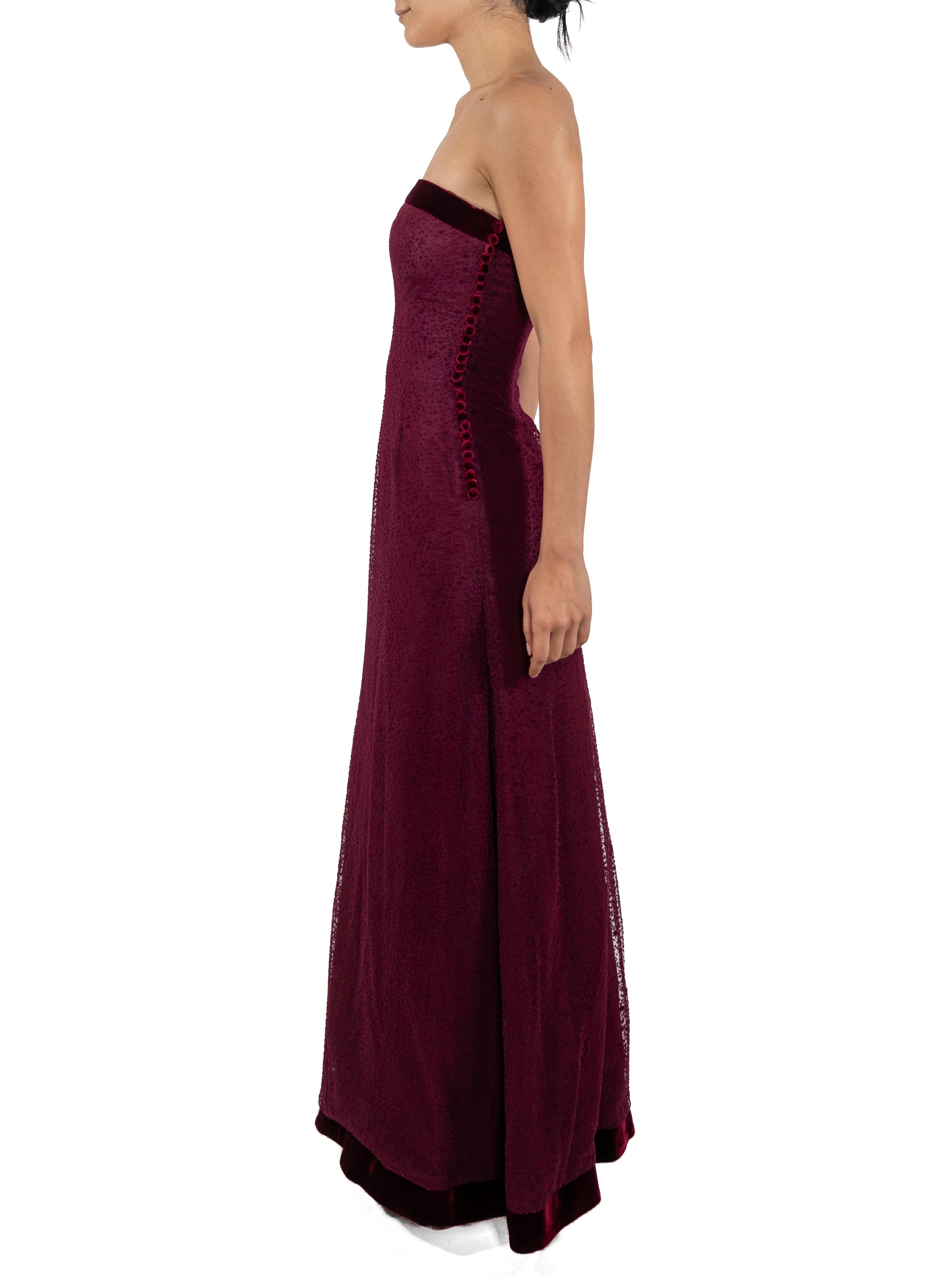 1990er Jahre Granat Rotes trägerloses Kleid aus Seidenmischung Samt & gepunktetem Tüll im Zustand „Gut“ im Angebot in New York, NY