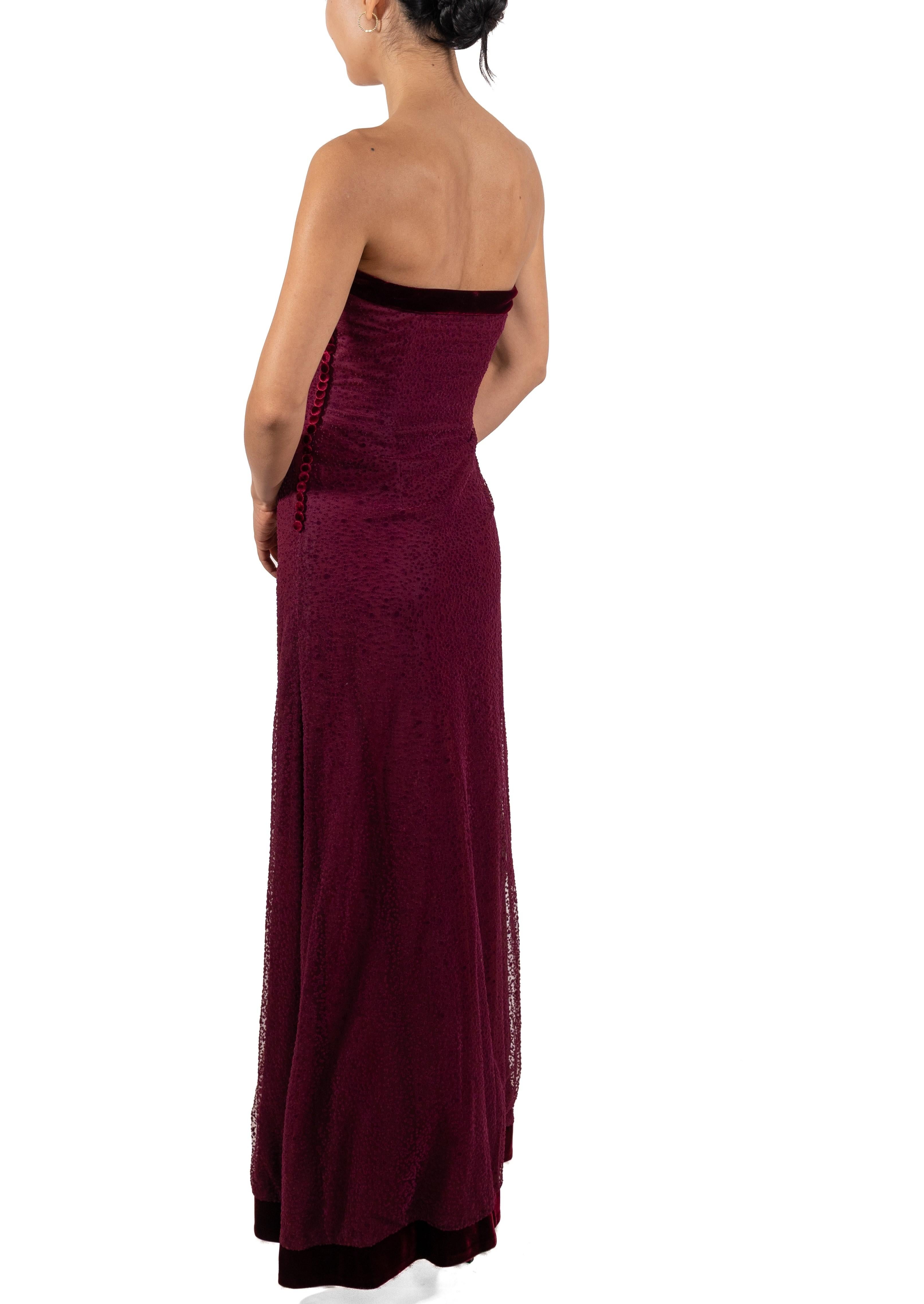 1990er Jahre Granat Rotes trägerloses Kleid aus Seidenmischung Samt & gepunktetem Tüll Damen im Angebot