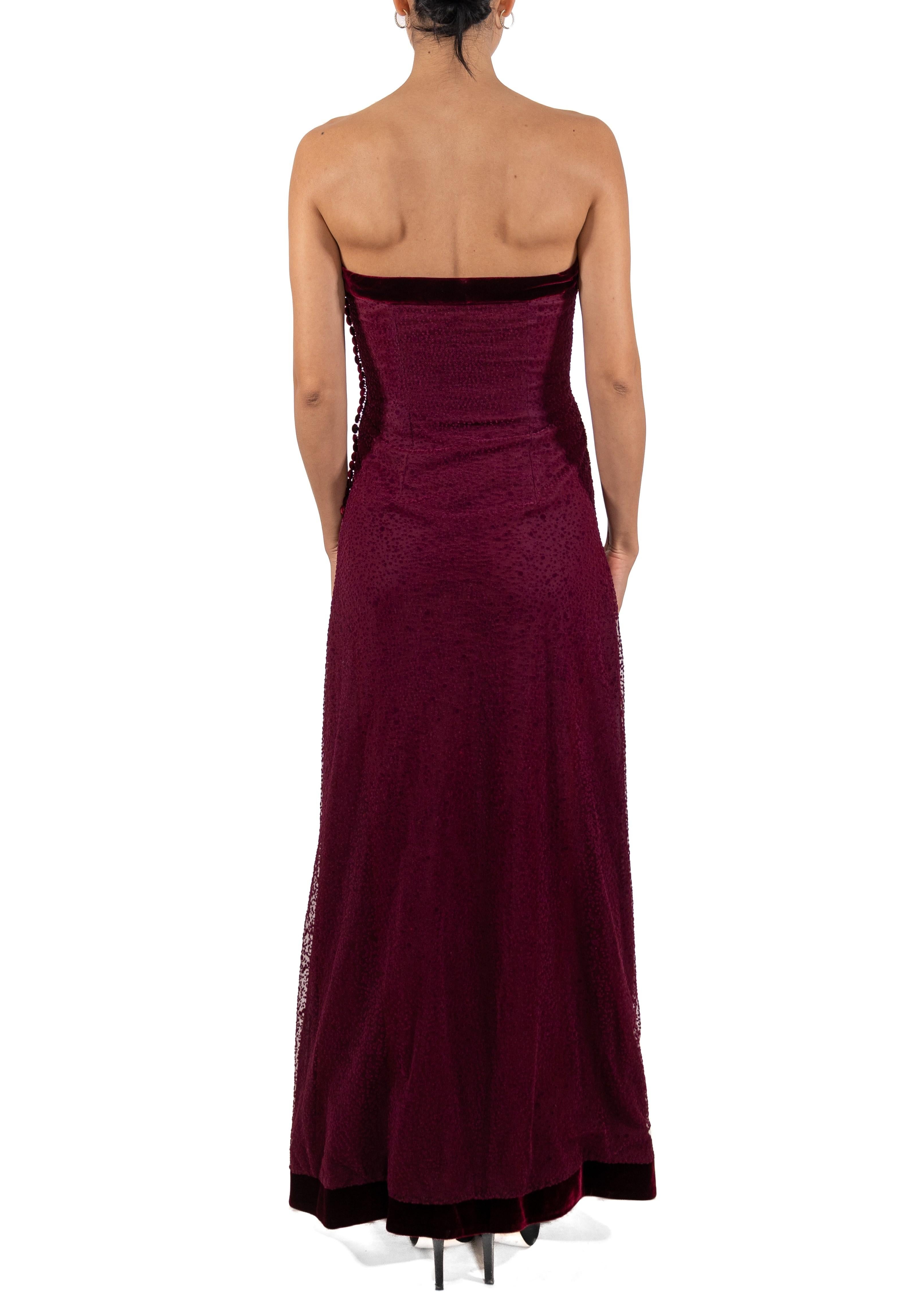1990er Jahre Granat Rotes trägerloses Kleid aus Seidenmischung Samt & gepunktetem Tüll im Angebot 1