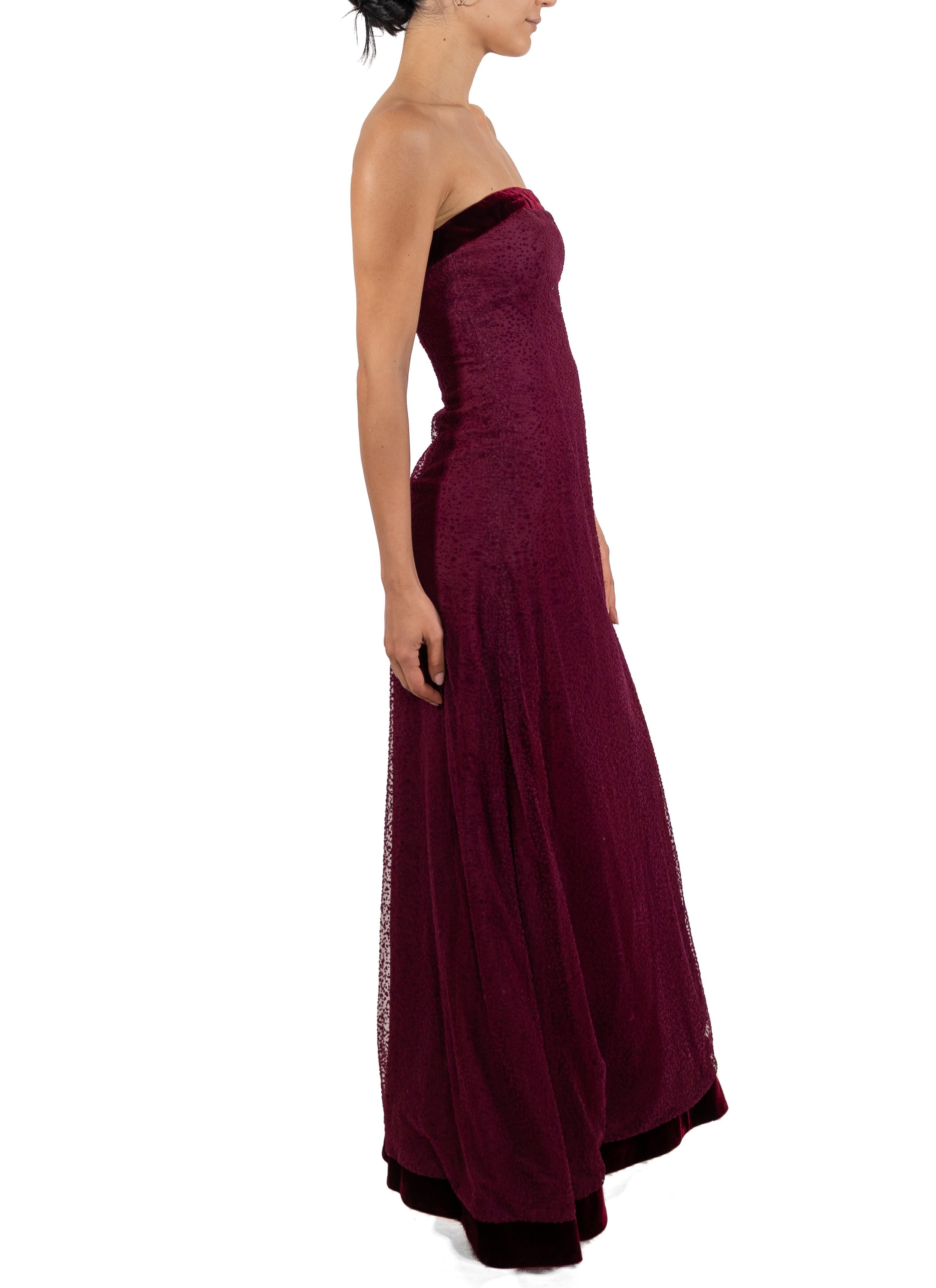 1990er Jahre Granat Rotes trägerloses Kleid aus Seidenmischung Samt & gepunktetem Tüll im Angebot 2