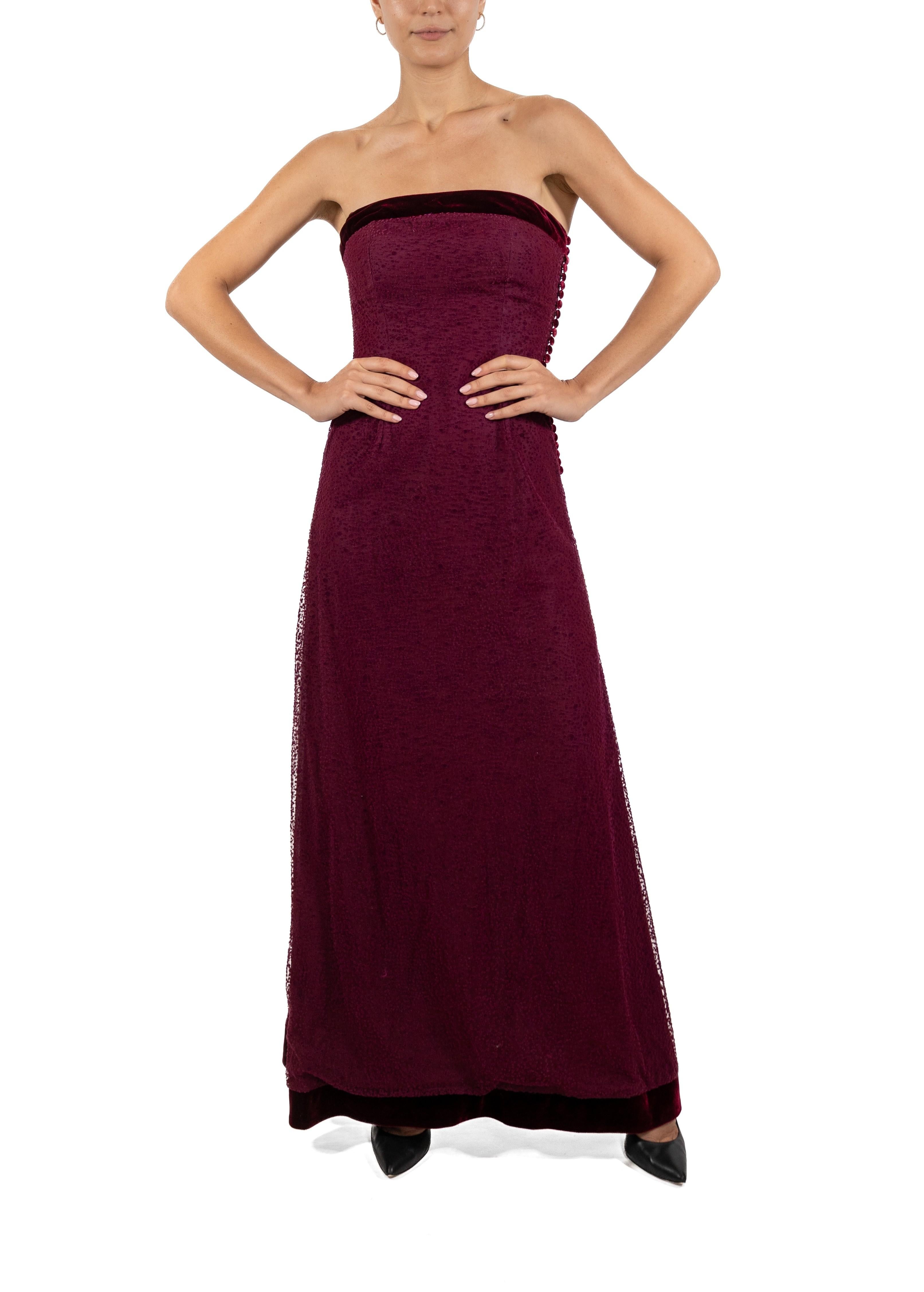 1990er Jahre Granat Rotes trägerloses Kleid aus Seidenmischung Samt & gepunktetem Tüll im Angebot 3