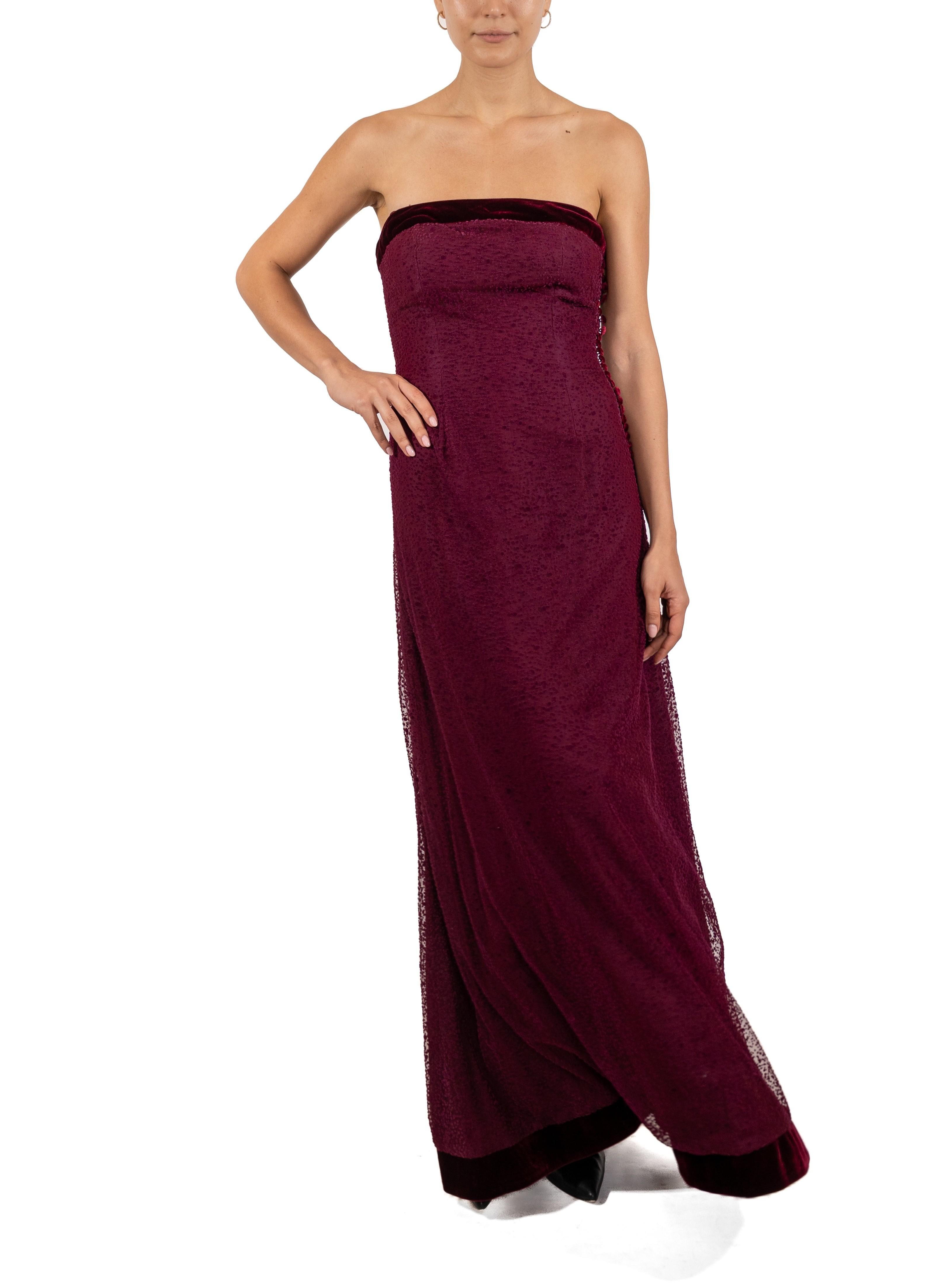 1990er Jahre Granat Rotes trägerloses Kleid aus Seidenmischung Samt & gepunktetem Tüll im Angebot 4