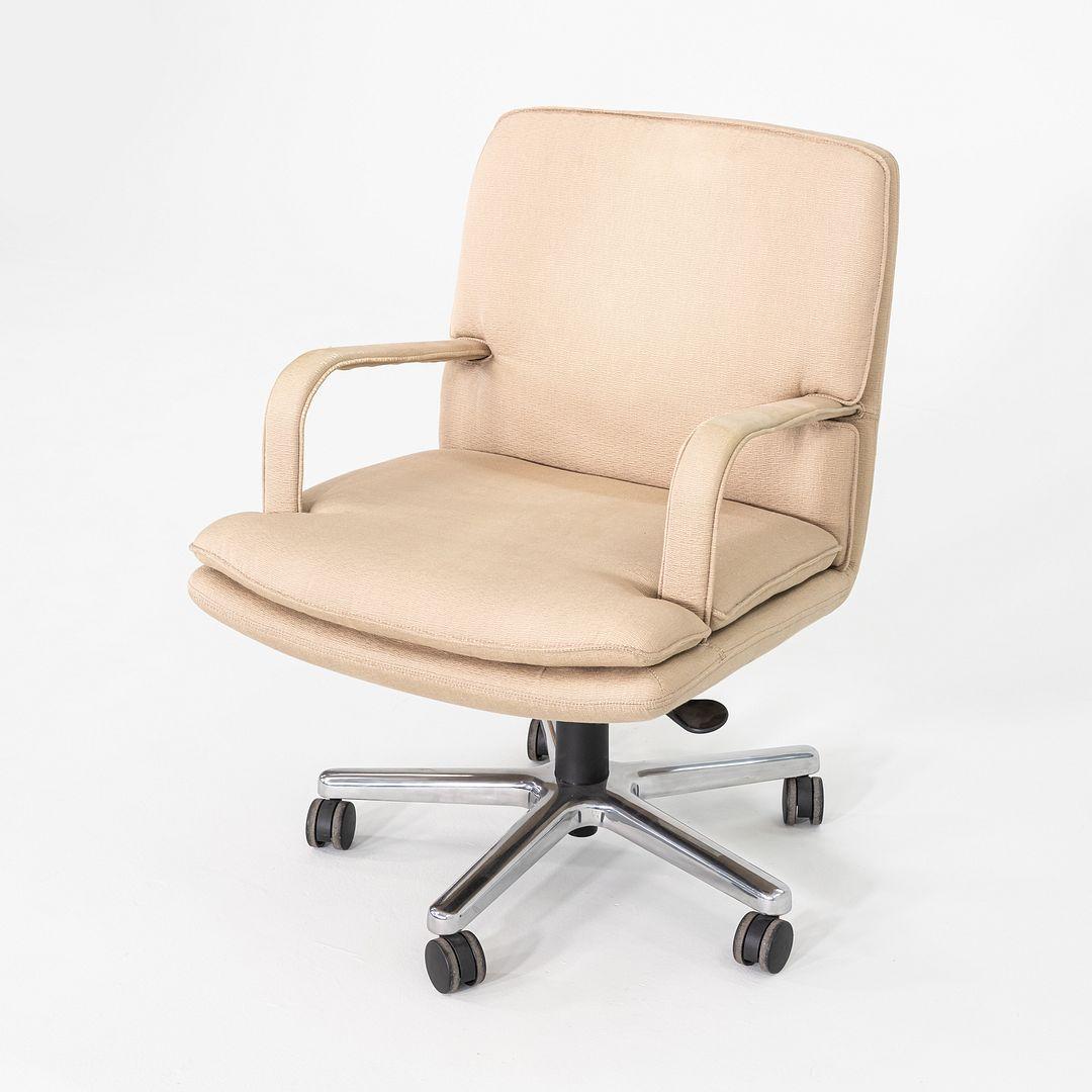 Moderno 1990s Geiger / Brickel Associates Executive Desk Chair w/ Pneumatic Swivel Base in vendita