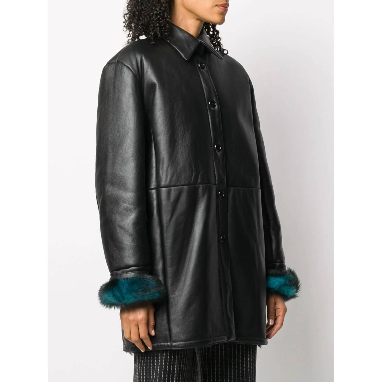 Gianfranco Ferré black midi leather coat. Cutaway collar, buttons front closure. Colored faux fur lining.

This item belongs to a deadstock, it has never been worn and comes with its original tag.

Years: 90s

Made in Italy

Size: 44 IT

Flat