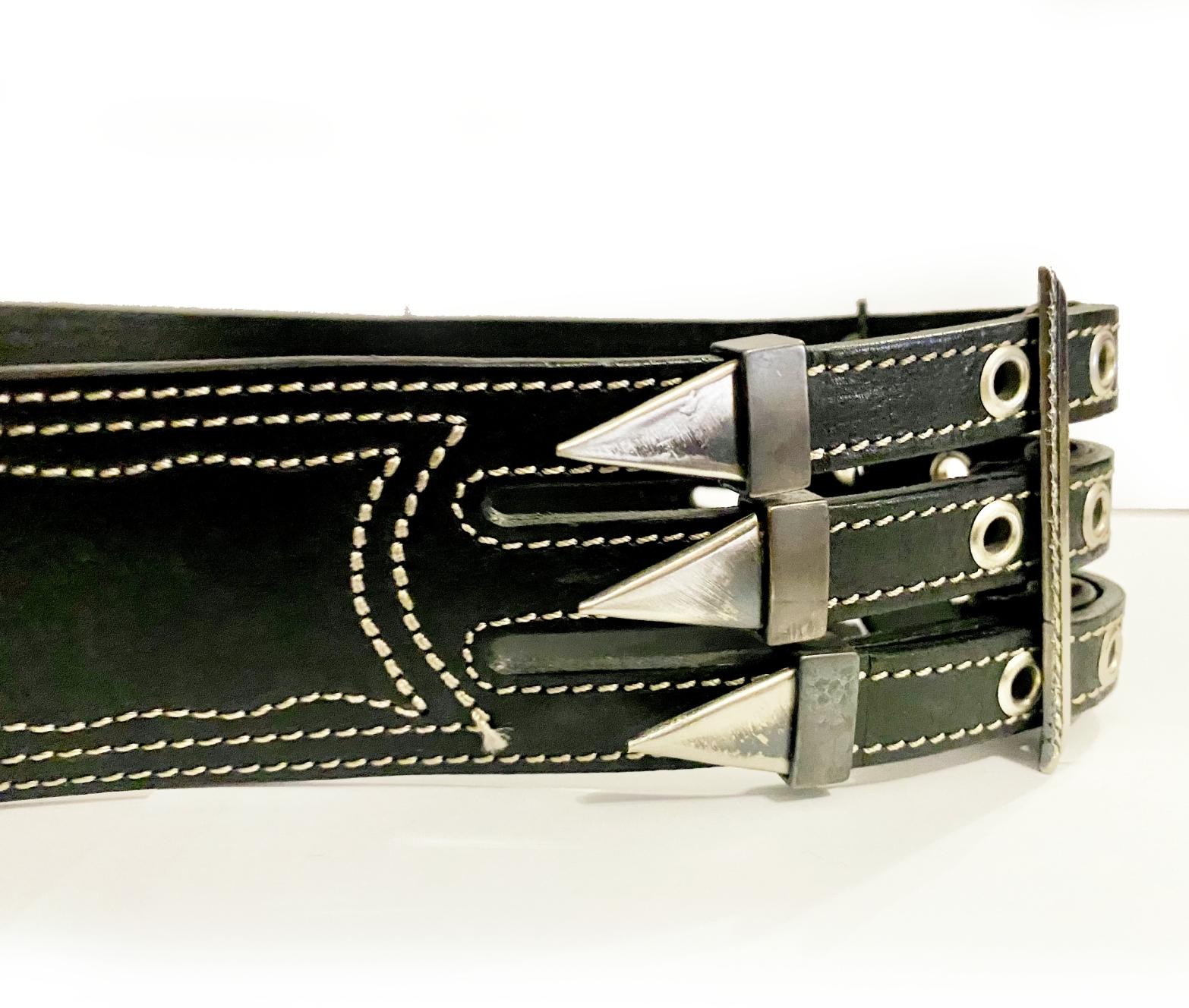 Entdecken Sie dauerhafte Raffinesse mit dem opulenten 1990er Gianfranco Ferre Black Leather Metal Spike Belt. Umhüllt von einem schimmernden Doppelspitzenmuster, verziert mit silbern schimmernden Metallspitzen, strahlt dieser Gürtel Exklusivität und