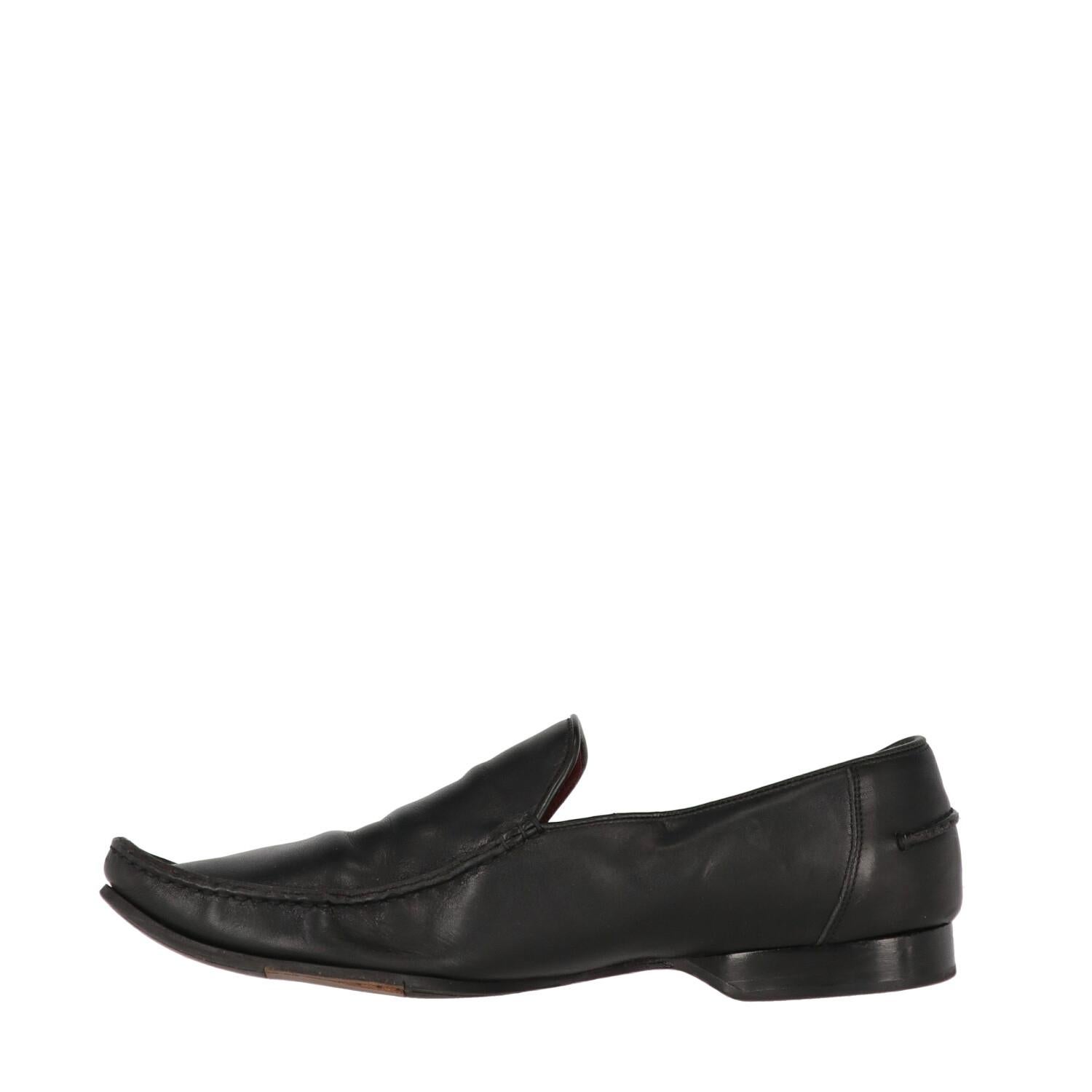 Gianfranco Ferré black genuine leather loafers, with slighlty pointed toe. The shoes show some creases and signs of wear on the leather and sole, as shown in the pictures. 
Years: 90s

Made in Italy

Size: 44 EU

Length insole: 30 cm
Heel: 1,5 cm