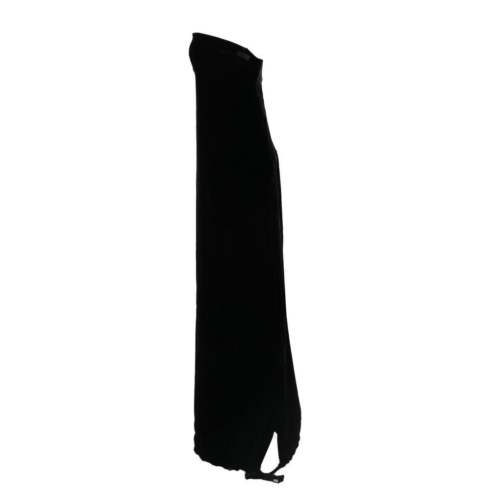 Gianfranco Ferré black velvet long dress. Strapless model, side invisible zip closure. Side slits and drawstring at the bottom.

This item belongs to a deadstock, it has never been worn and comes with its original tag.


The item shows slight signs