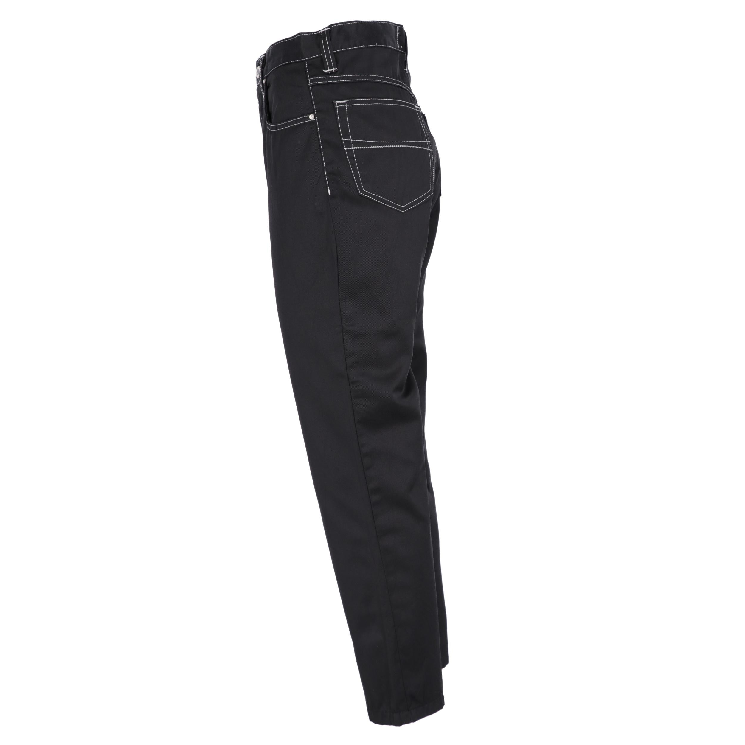 Gianfranco Ferré black cotton blend denim trousers. High-waisted model and carrot cut. Front closure with button and zip and white decorative stitching. Tight fit.

The product shows the back label slightly used as shown in the pictures.

Years:
