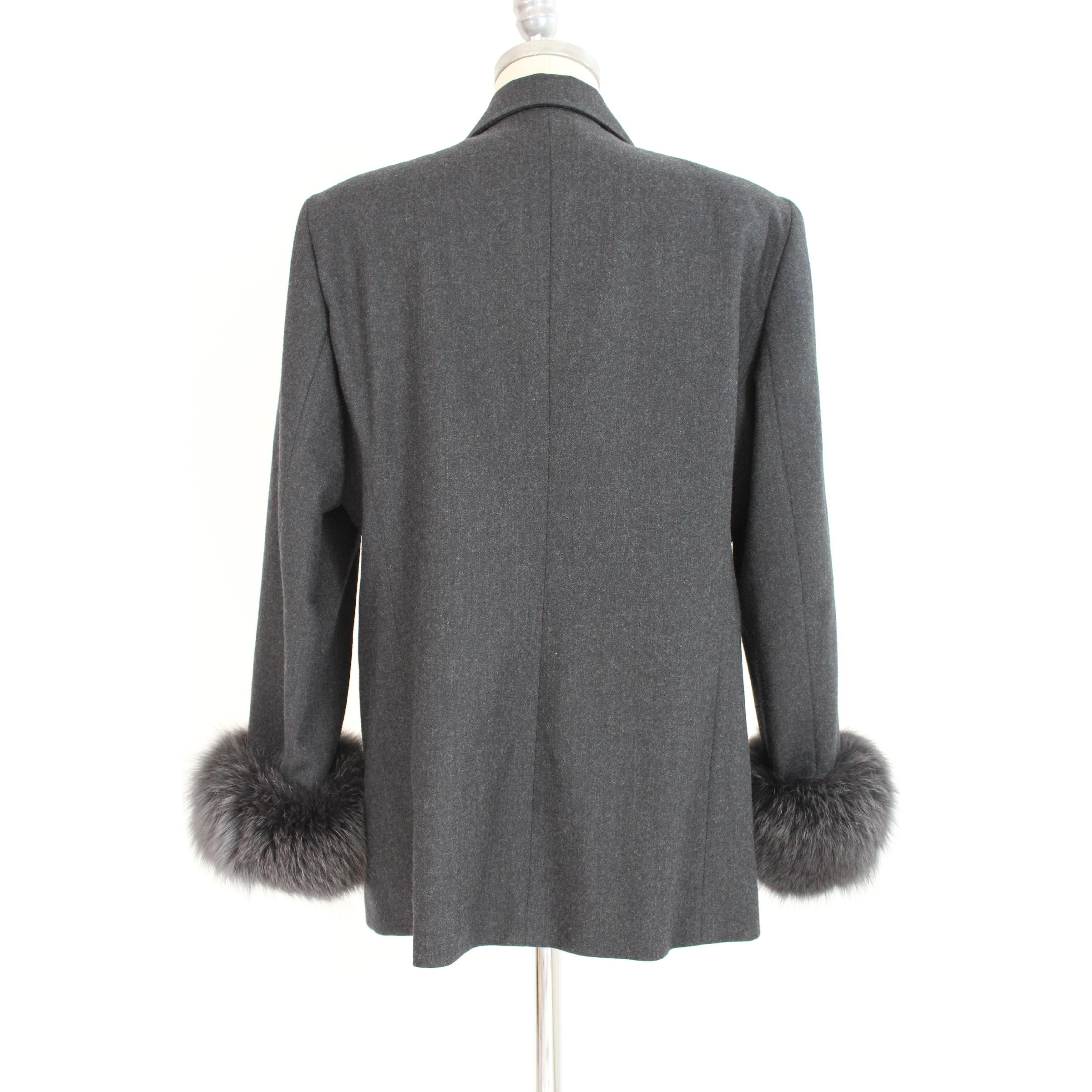 Gianfranco Ferre Forma women's vintage jacket. Gray color, 100% virgin wool. Wrists with fur. Oversize size. 90s. Made in Italy. Excellent vintage conditions.

Size: 48 It 14 Us 16 Uk

Shoulder: 48 cm
Bust / Chest: 57 cm
Sleeve: 60 cm
Length: 78 cm